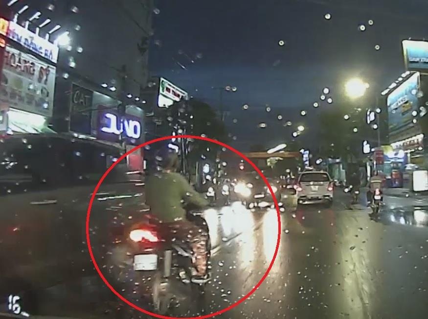 Sang duong au cat dau oto, nguoi phu nu di xe may suyt gap nan hinh anh