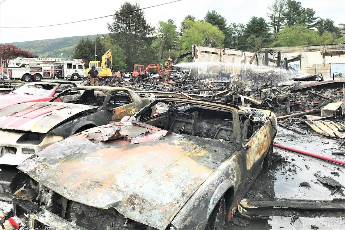 Hang chuc xe hiem boc chay trong truong quay HBO anh 7