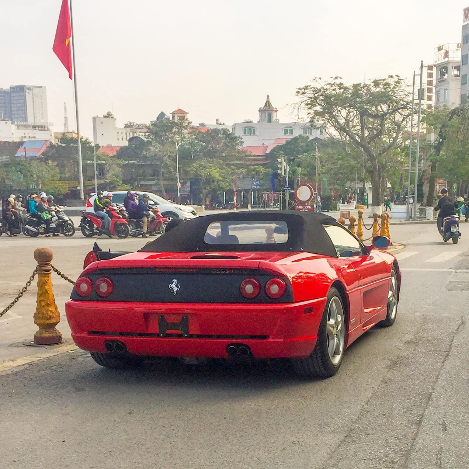 Ferrari F355 Spider doc nhat Viet Nam xuong pho anh 7