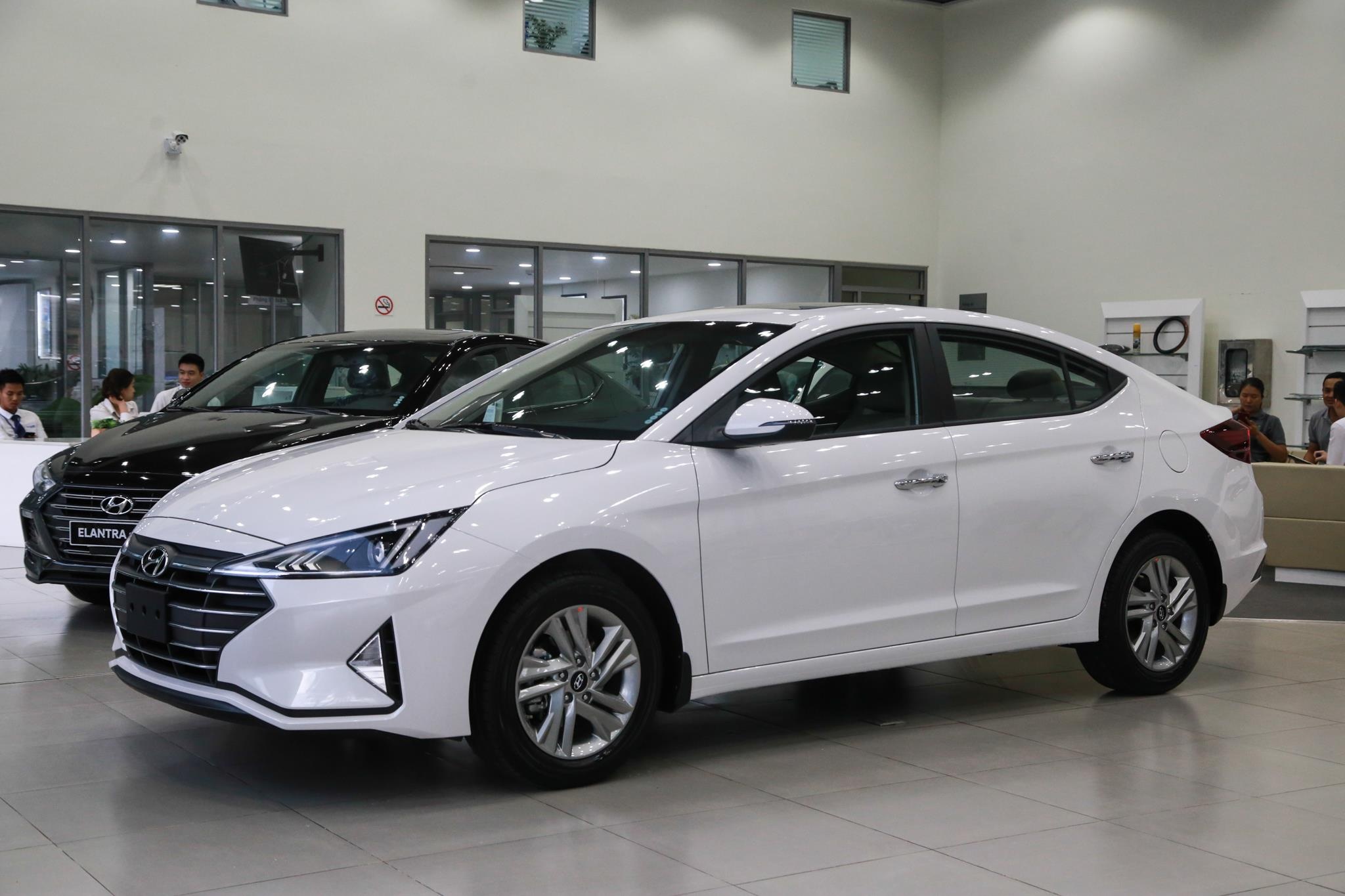 Hyundai Elantra 2019 va Kia Cerato 2019: Ke tam lang nguoi nua can hinh anh