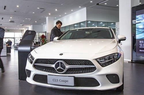 Co gai gay nao loan dai ly oto vi bi lua mua Mercedes loi dong co hinh anh