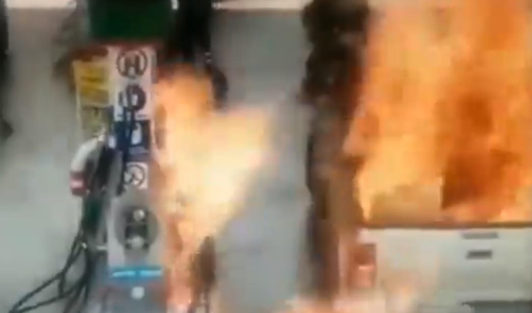 Be gai bi bong vi so vao binh xang dang bom hinh anh