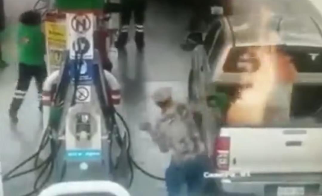 Oto boc chay khi dang do xang, be gai bi bong nang hinh anh