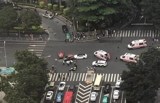 Nữ tài xế TQ lái Mercedes đâm vào hàng người đi bộ ảnh 1 Nu tai xe TQ lai Mercedes dam vao hang nguoi di bo anh 1