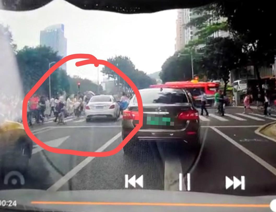 Nu tai xe lai Mercedes-Benz dam thang vao hang nguoi di bo sang duong hinh anh