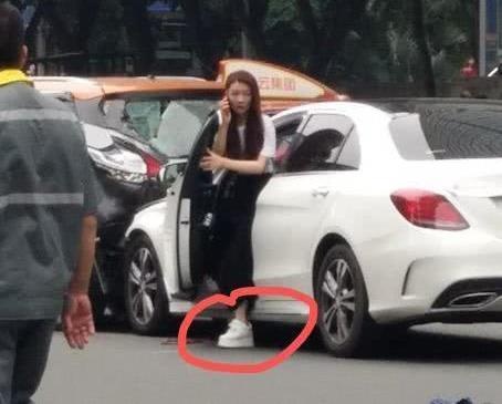 Nữ tài xế TQ lái Mercedes đâm vào hàng người đi bộ ảnh 2 Nu tai xe TQ lai Mercedes dam vao hang nguoi di bo anh 2