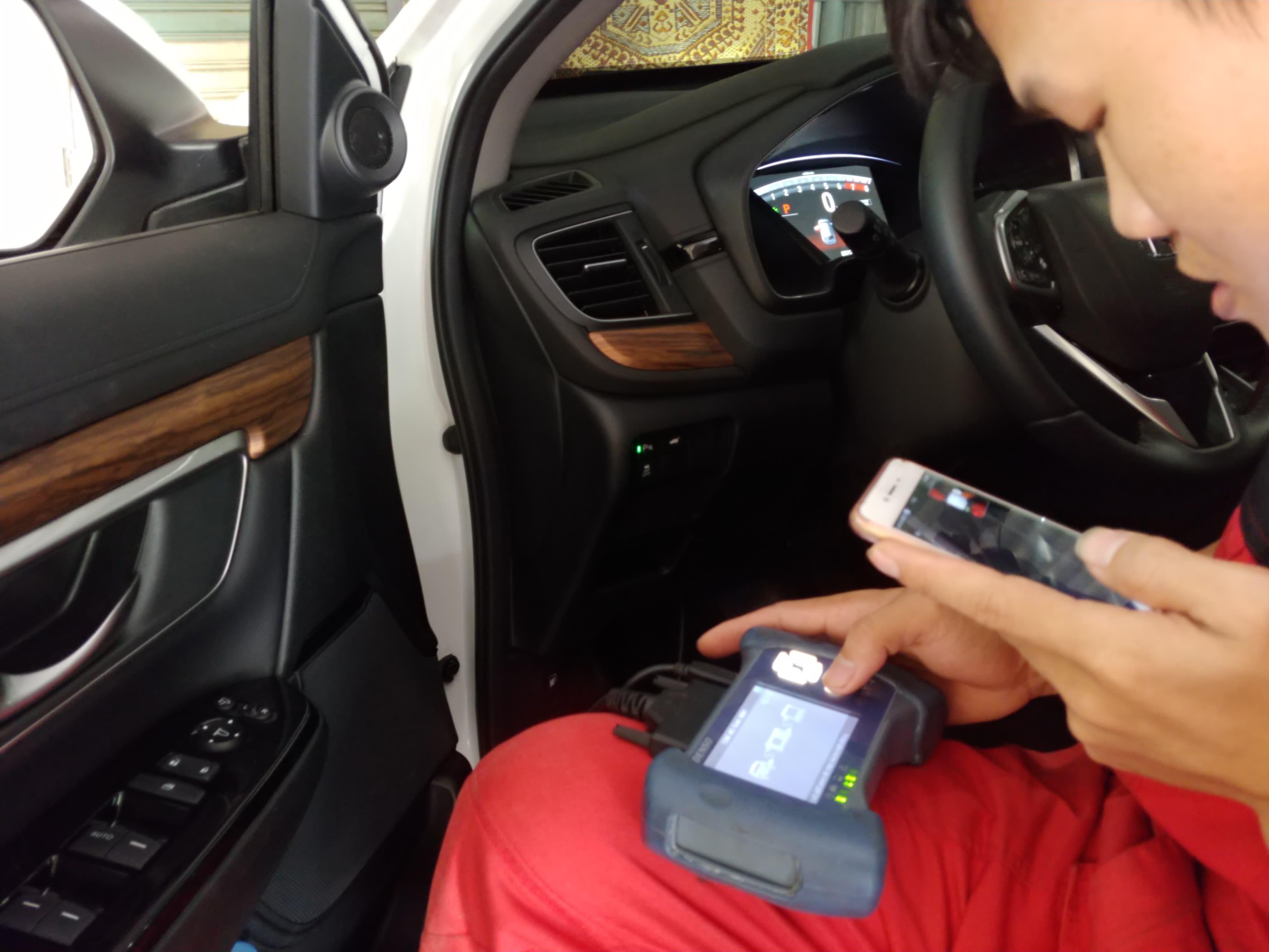 Nhan vien ky thuat kiem tra loi chiec Honda CR-V cua anh Tung sang 3/6 hinh anh