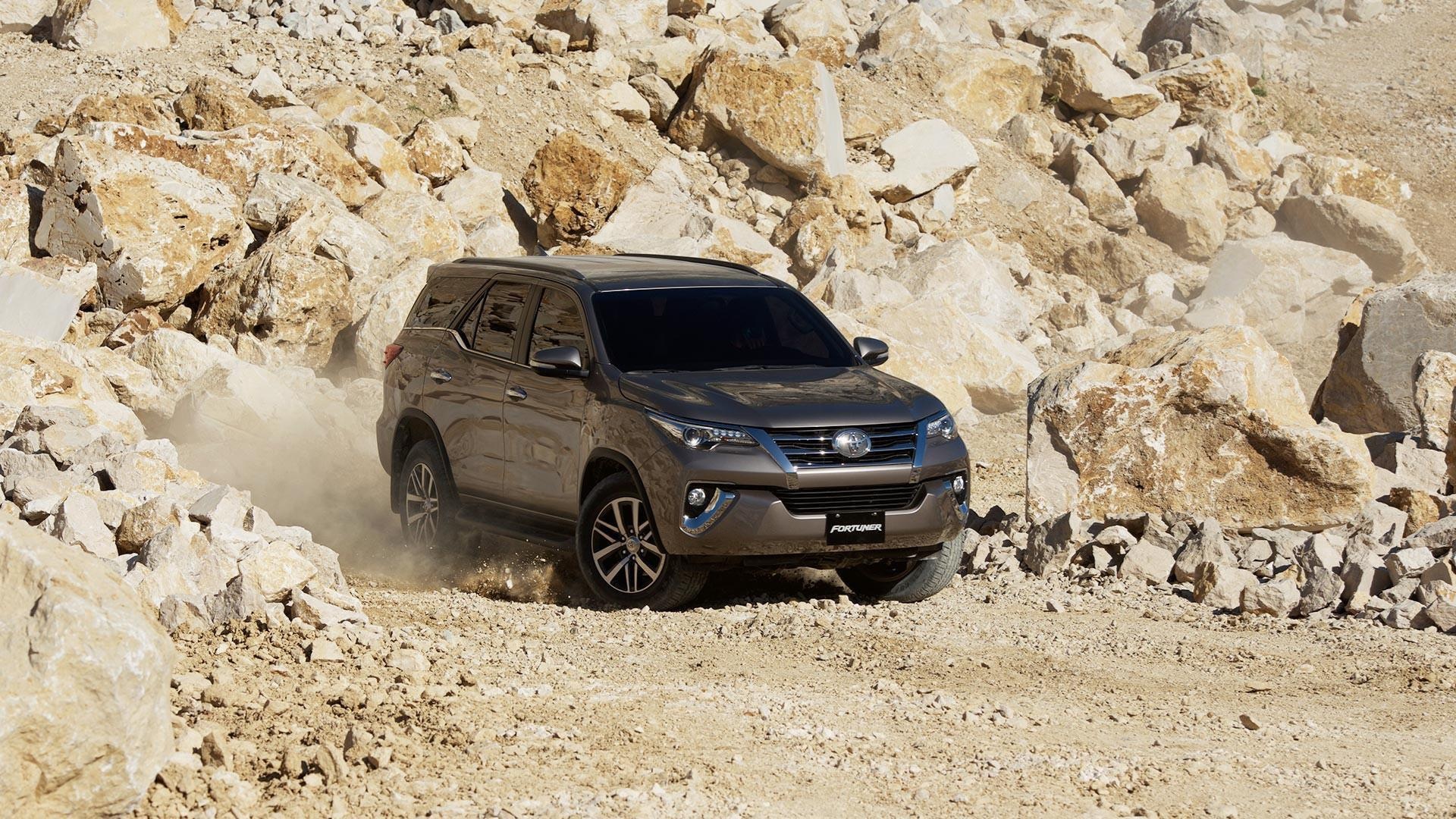 Toyota Fortuner lap rap tai VN anh 1