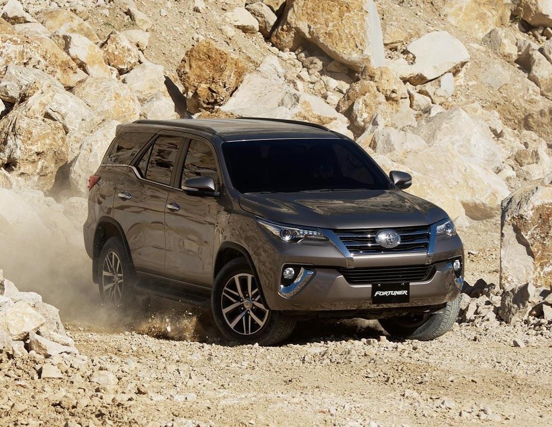 Toyota Fortuner tro lai lap rap trong nuoc, tang gia ban hinh anh