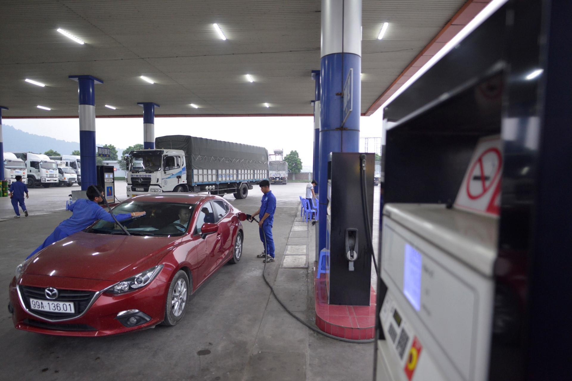 Xu ly the nao khi oto, xe may do nham xang gia, xang ban? hinh anh