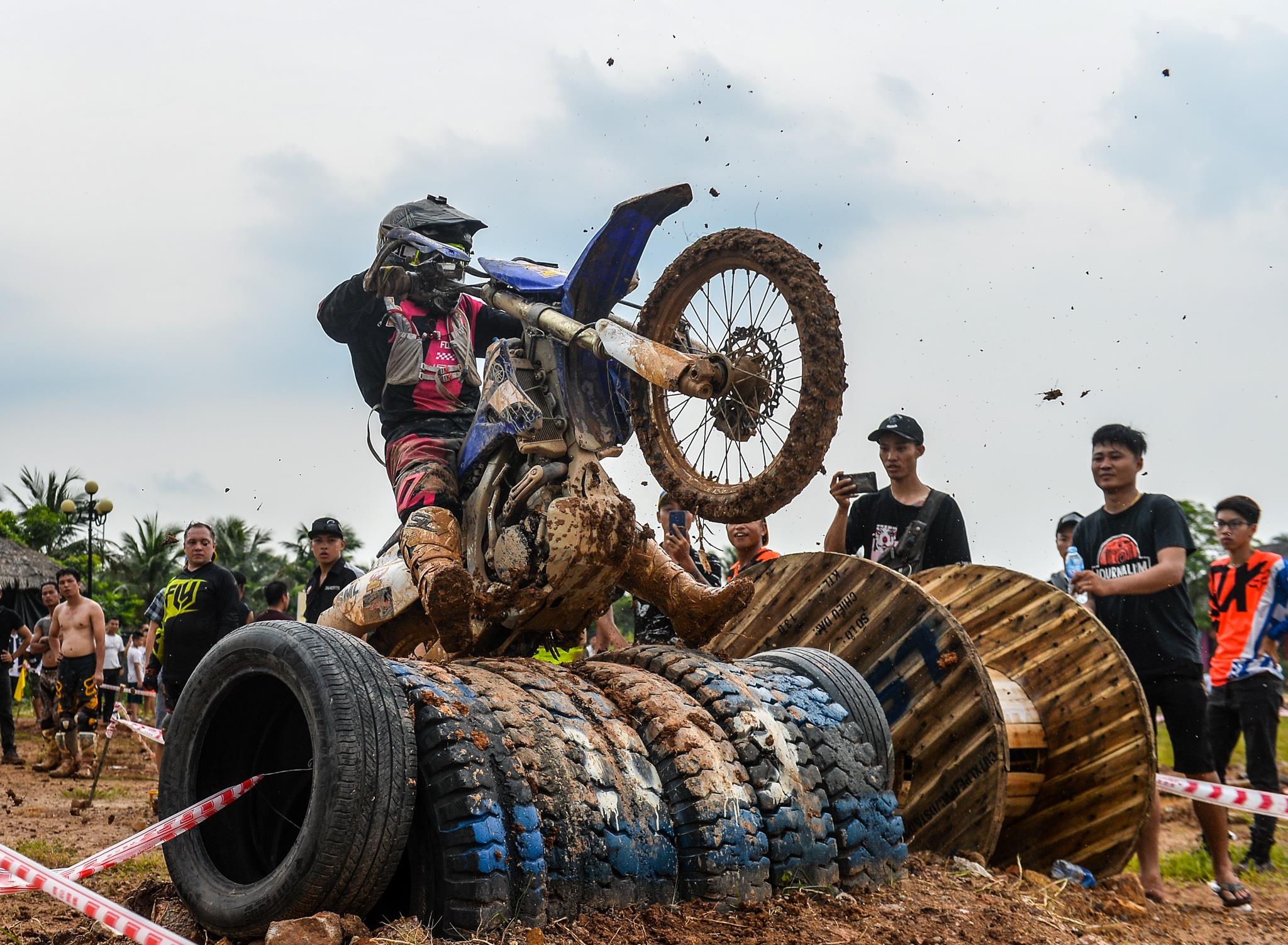 Nhieu tay dua bo cuoc trong giai dua moto dia hinh kho nhat VN hinh anh