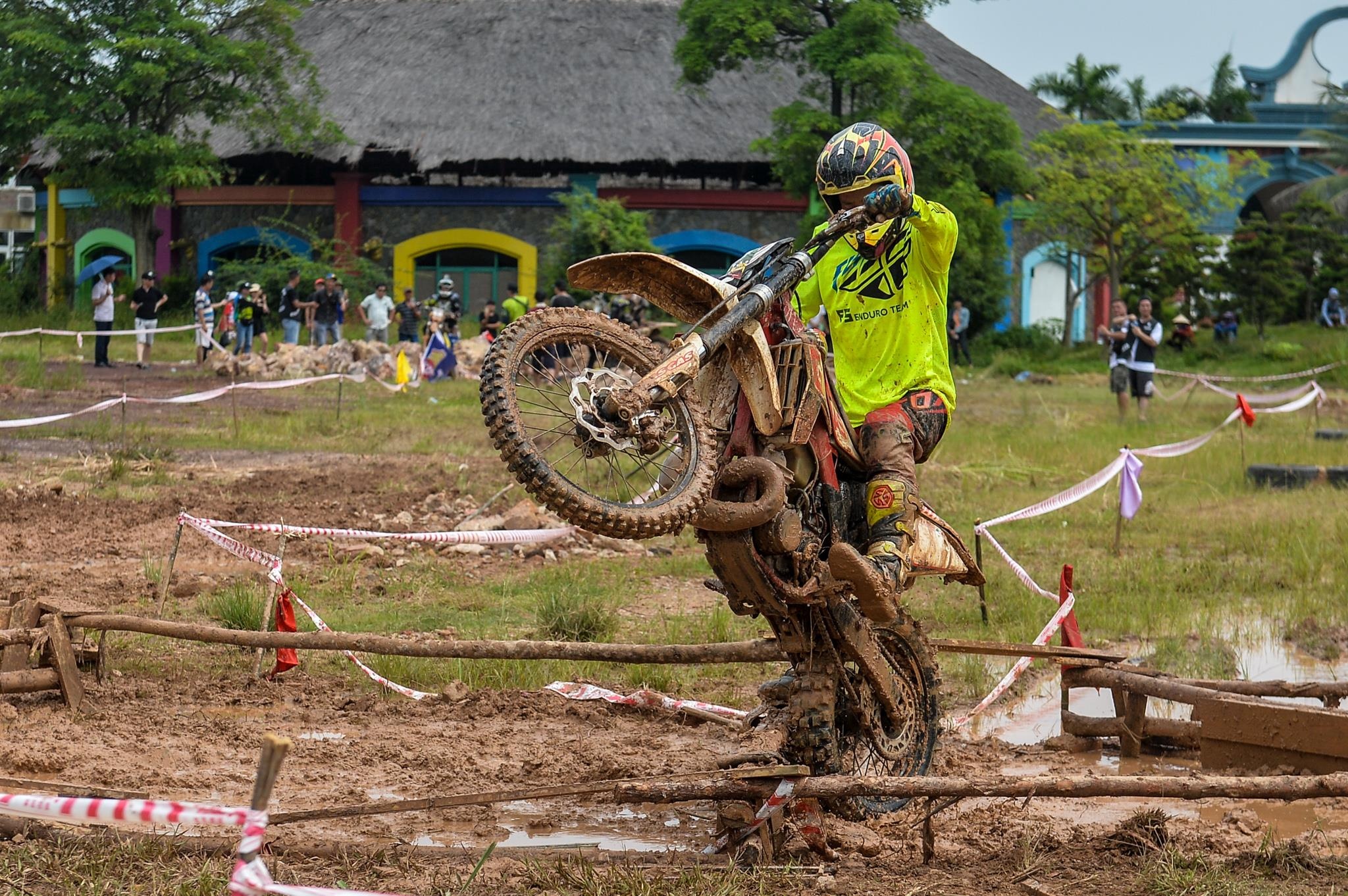 Giai dua moto dia hinh kho nhat VN anh 12