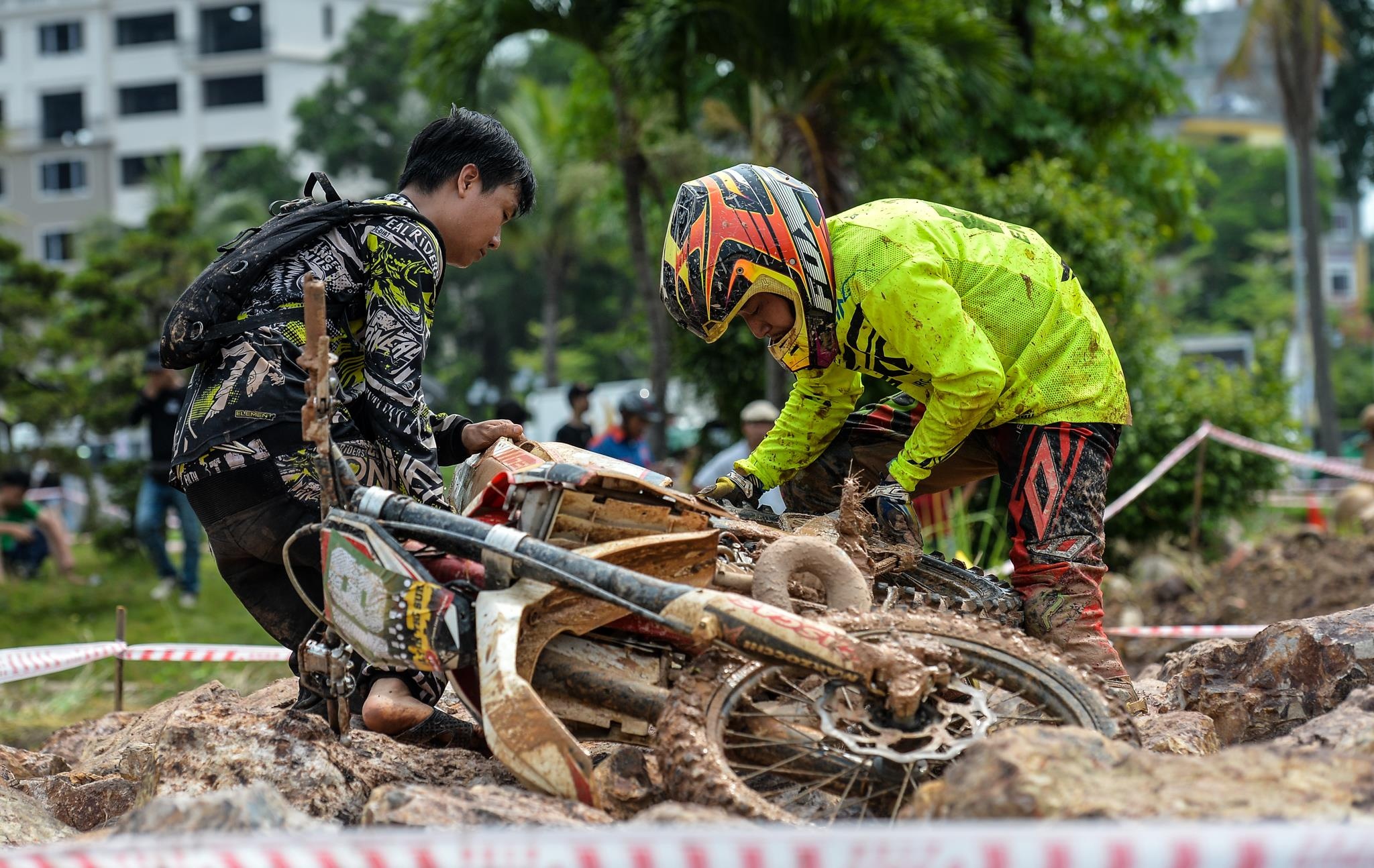 Giai dua moto dia hinh kho nhat VN anh 13