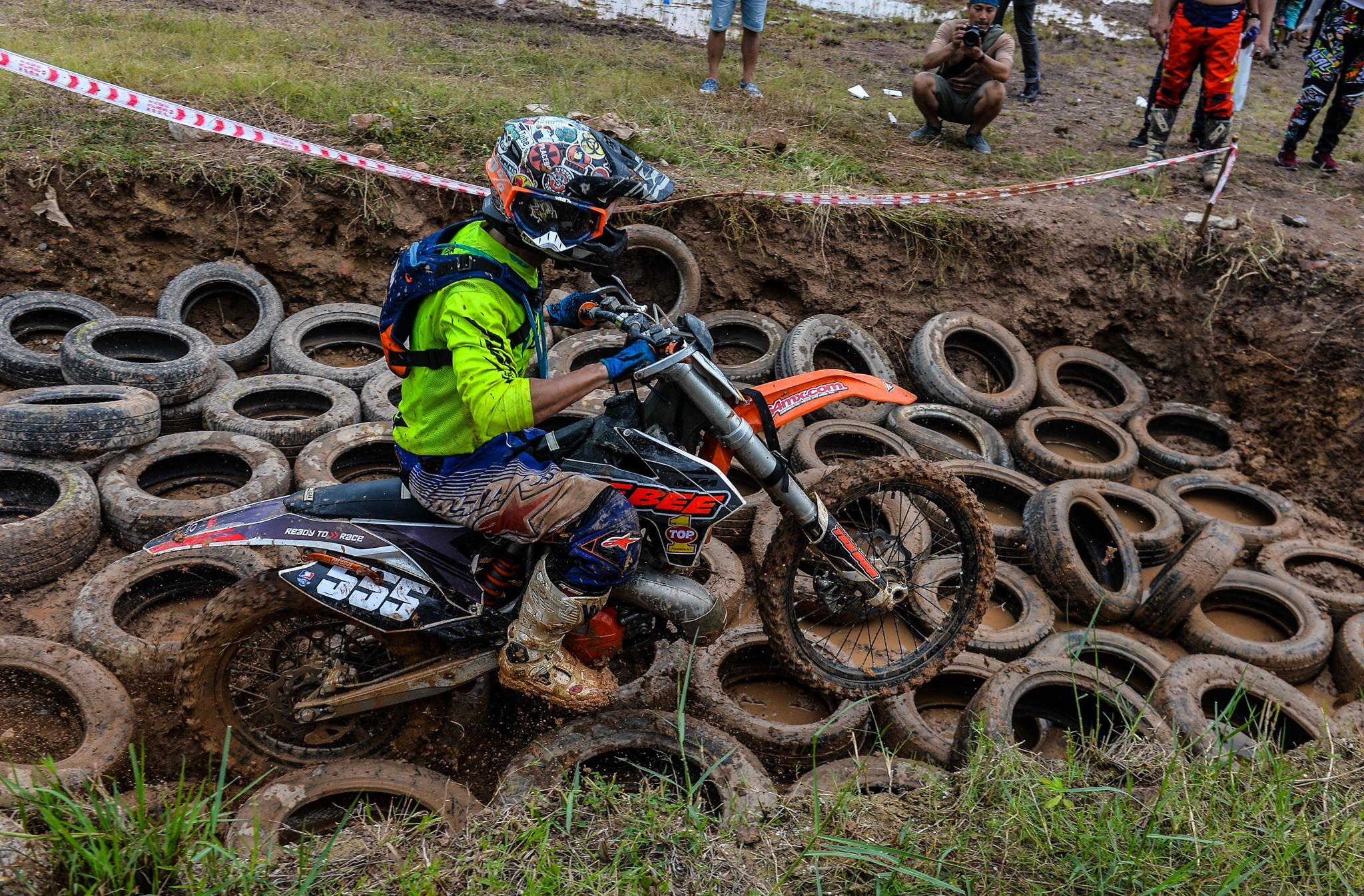 Giai dua moto dia hinh kho nhat VN anh 2