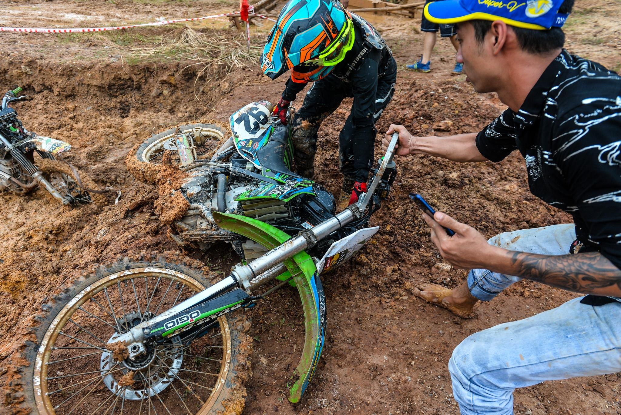 Giai dua moto dia hinh kho nhat VN anh 7