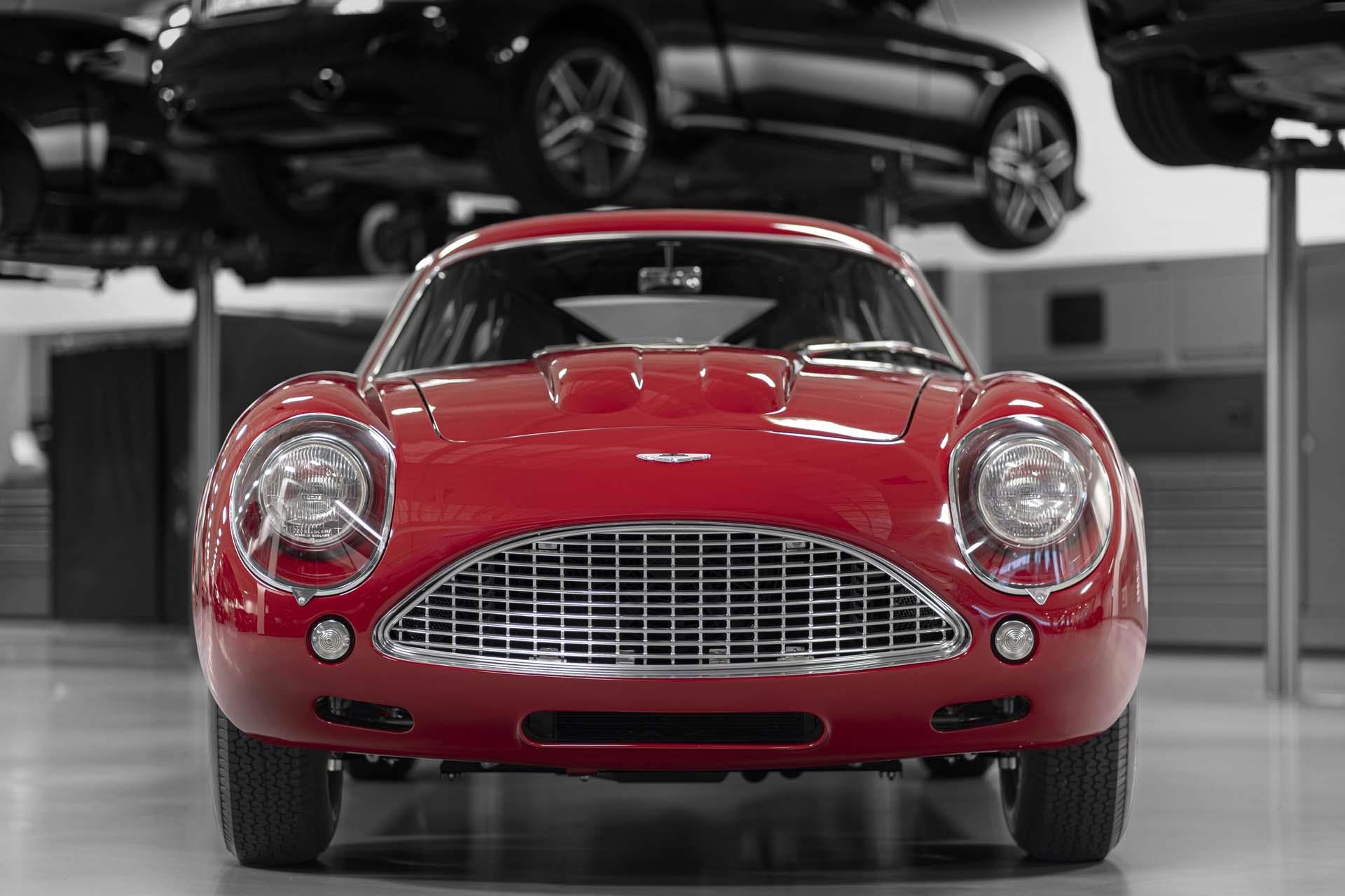 Chi tiet sieu xe Aston Martin DB4 GT Zagato doi 1960 ban 'tai sinh' hinh anh