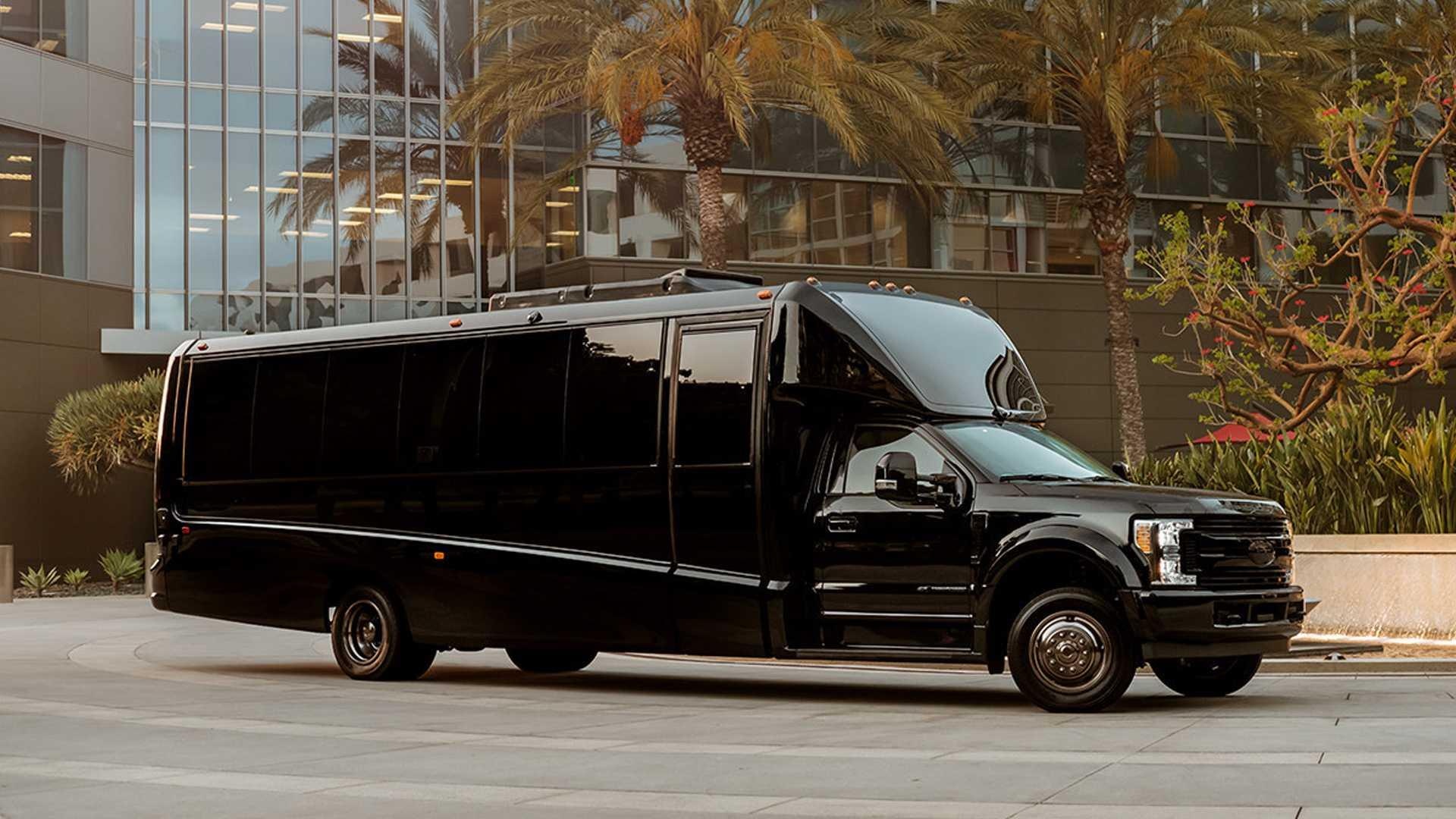 Ban tai Ford F-550 do 'van phong di dong' dat vang, gia 1 trieu USD hinh anh