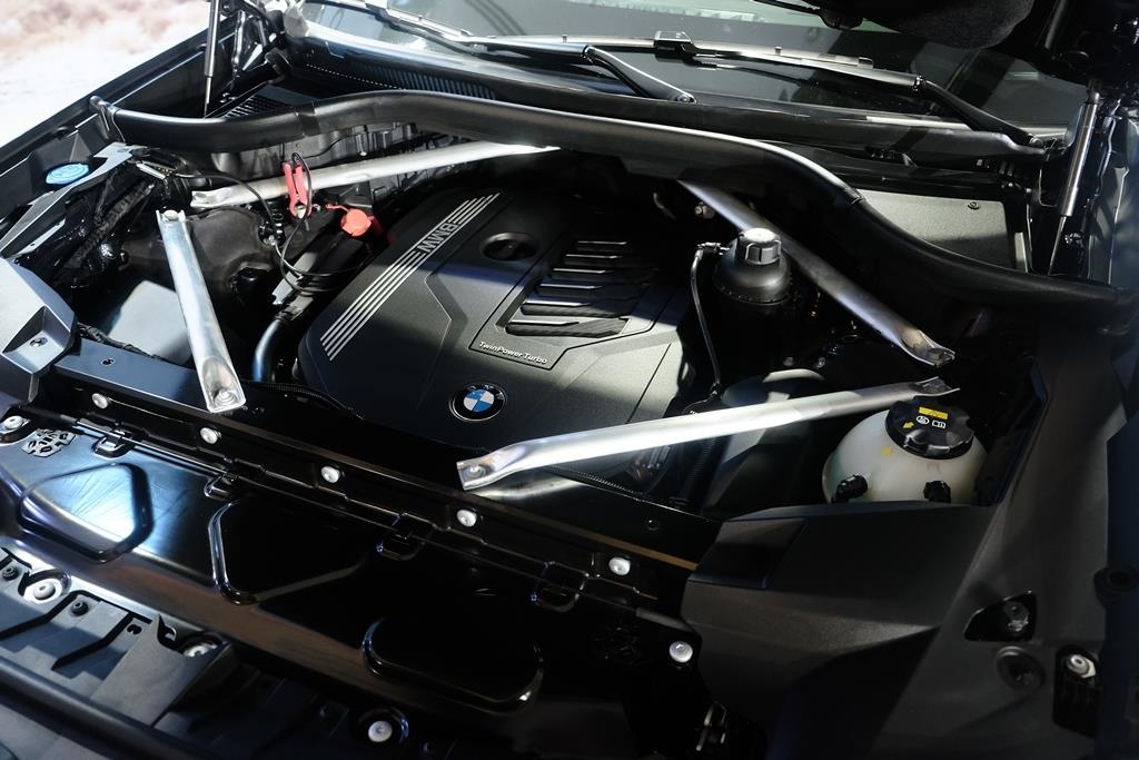 Bo 3 BMW X4,  X5 va X7 ra mat tai VN anh 3