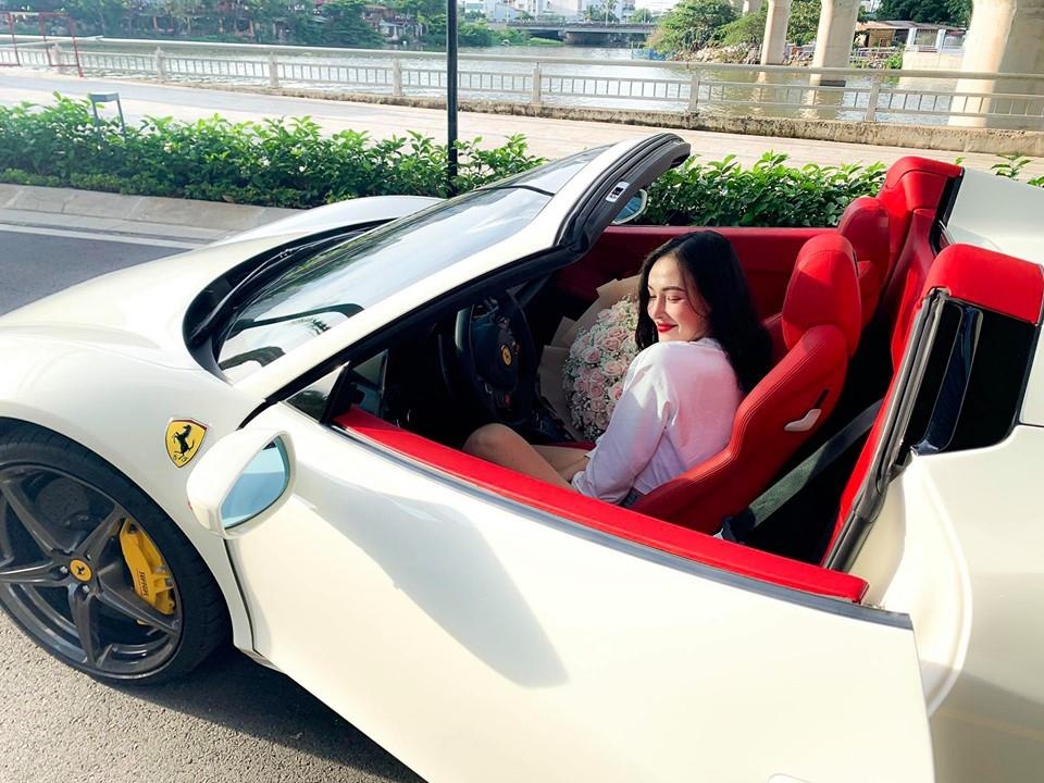 Ferrari 458 Spider thu 2 cap ben VN, thuoc so huu hot girl Sai thanh hinh anh