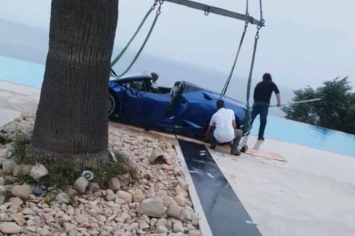 Nguoi mau Playboy lai Lamborghini Huracan Spyder lao xuong ho boi hinh anh