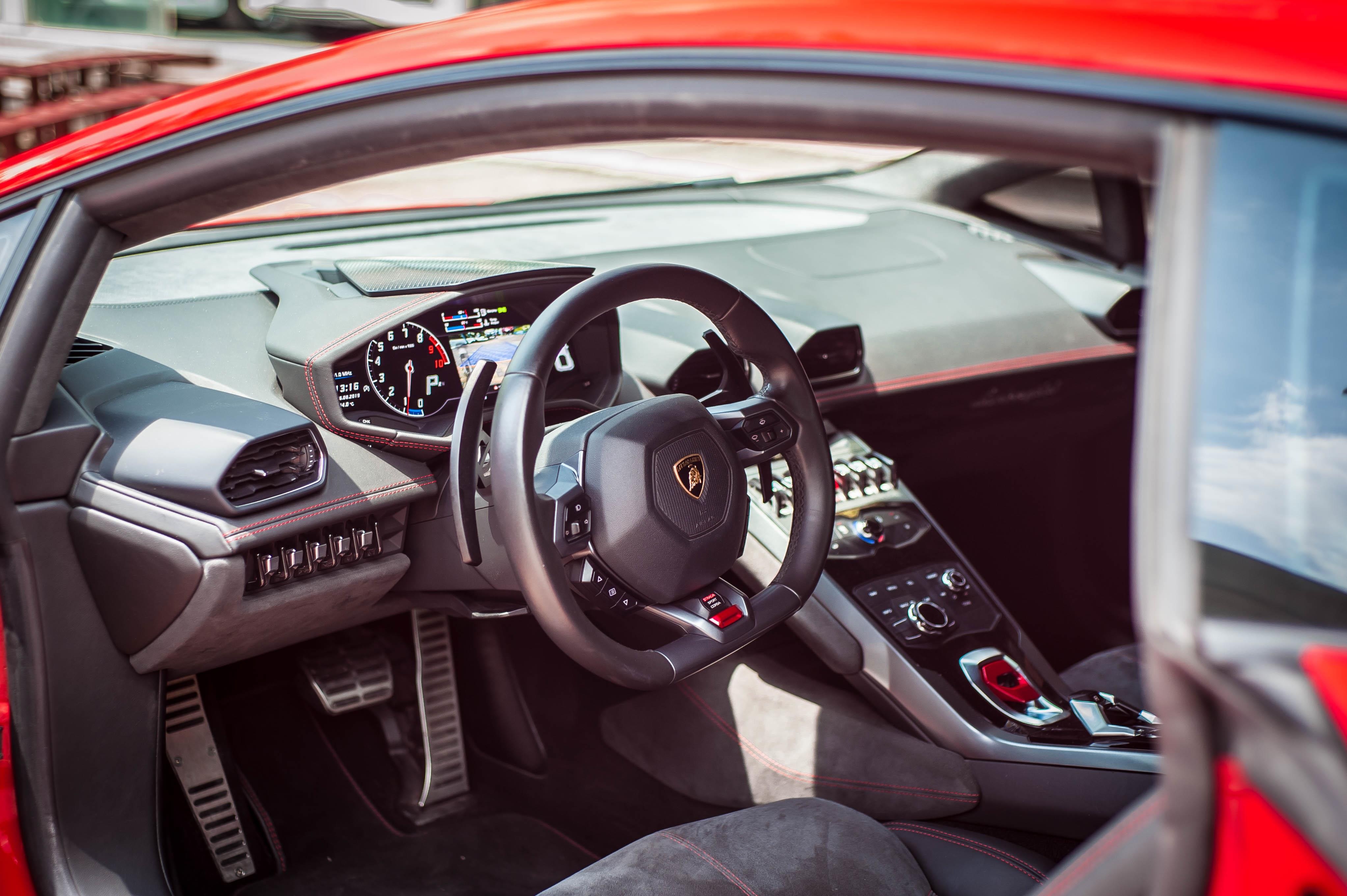 Chi tiet Lamborghini Huracan LP 580-2 chinh hang dau tien o VN anh 8