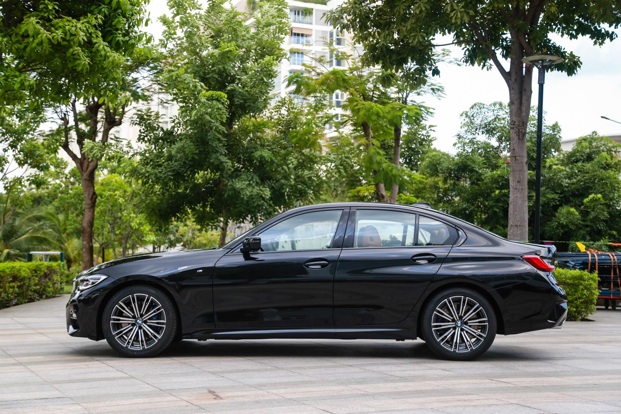 Chi tiet BMW 330i M Sport gia 2, 38 ty tai VN anh 3