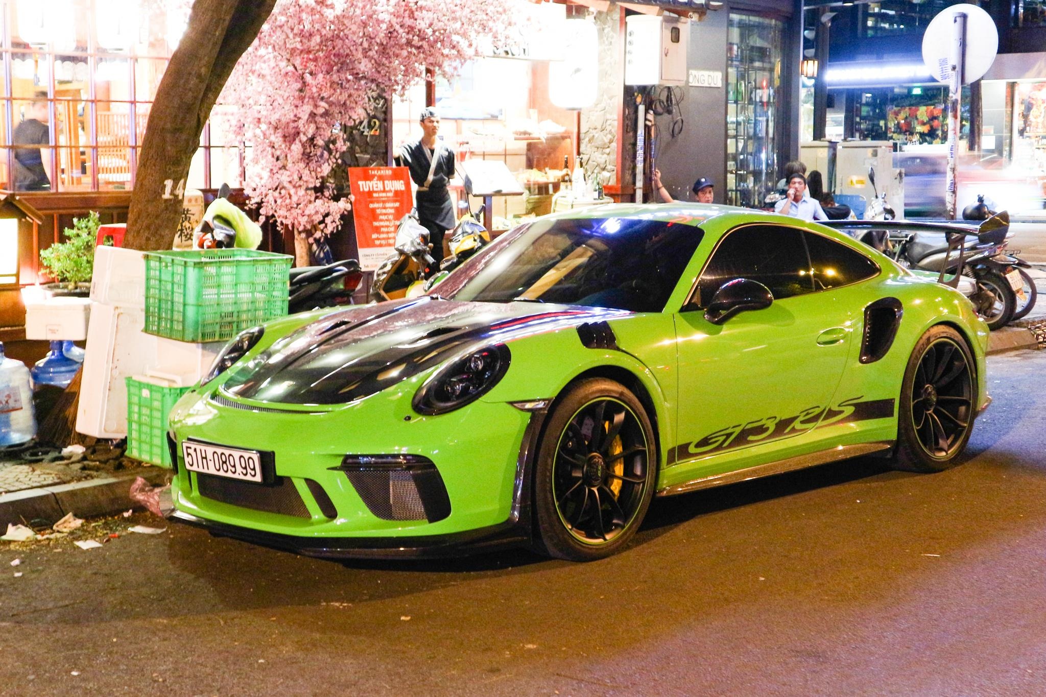 Sieu xe Porsche 911 GT3 RS mau xanh la doc nhat xuong pho Sai Gon hinh anh