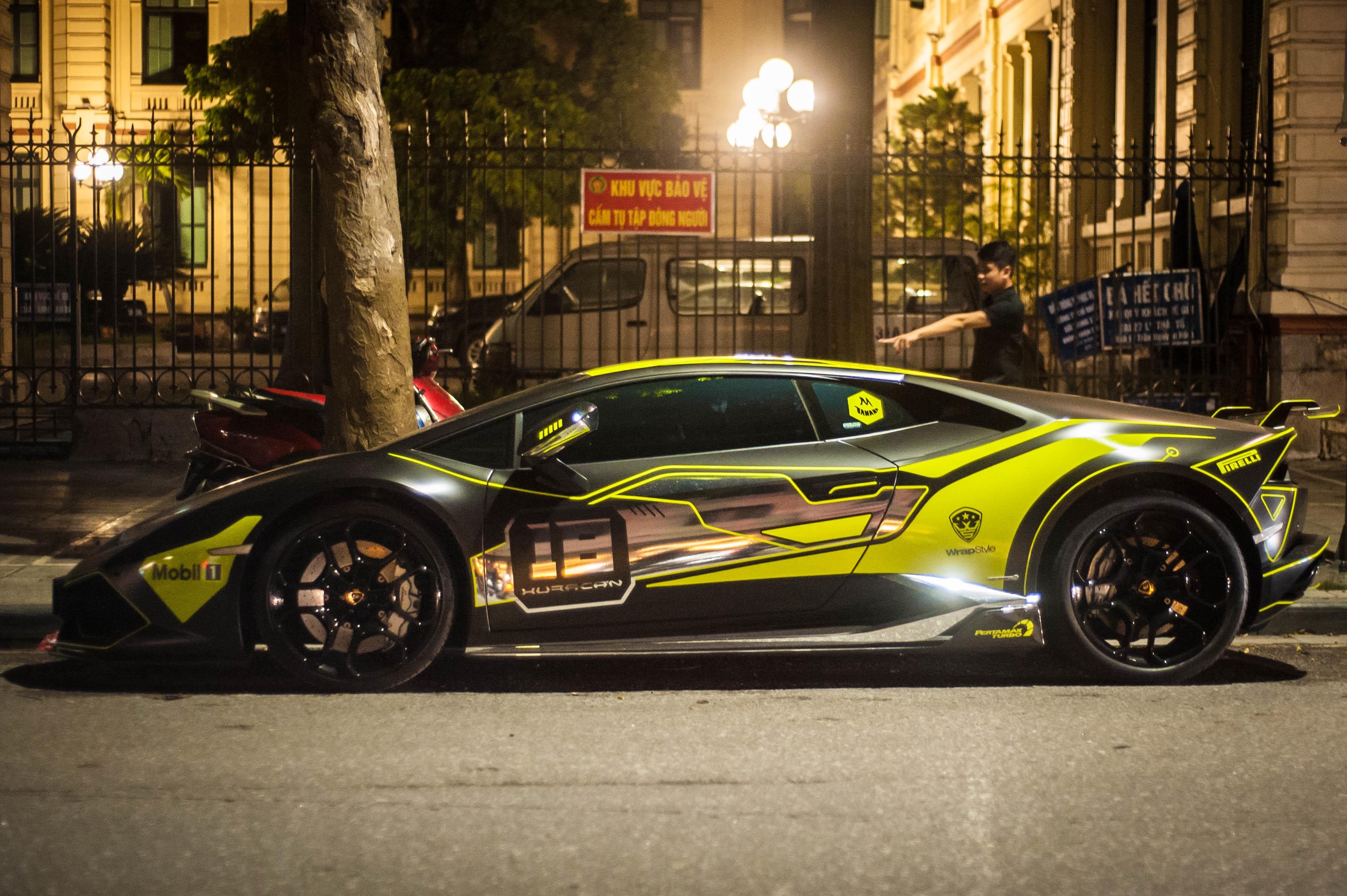 Lamborghini Huracan cua dai gia Nam Dinh thay ao moi anh 2