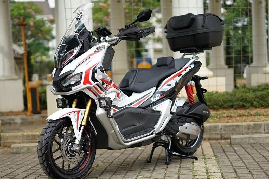 Chiem nguong Honda ADV 150 do theo phong cach Touring hinh anh
