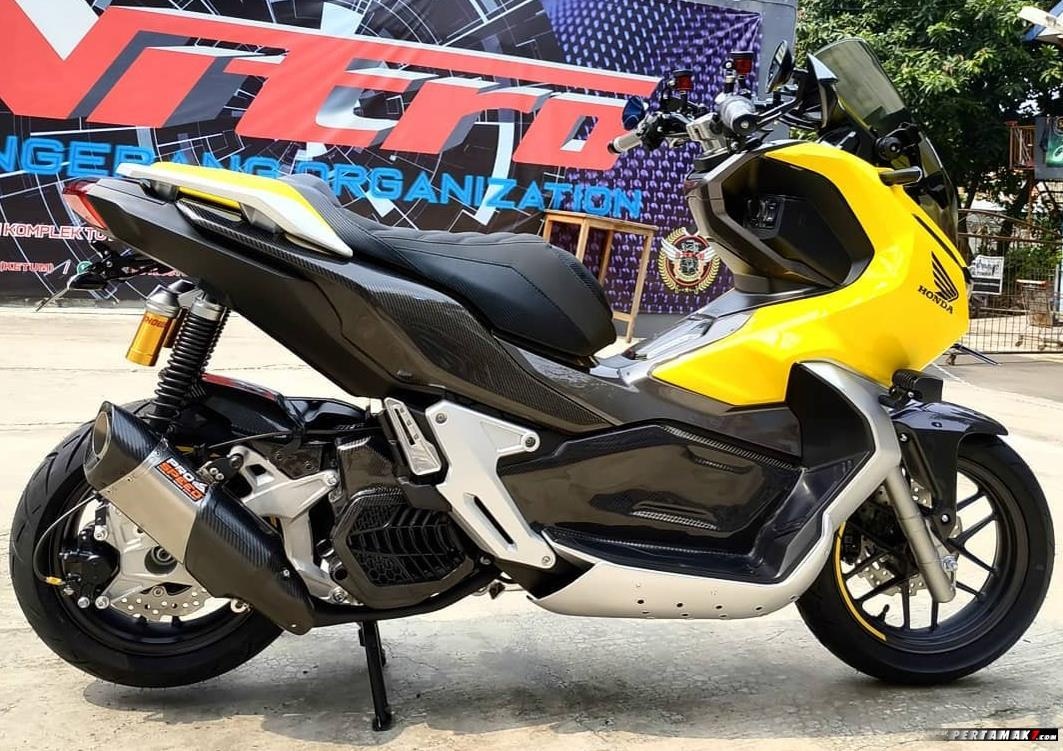 Honda ADV 150 do doc voi than xe carbon va dan do choi dat tien hinh anh