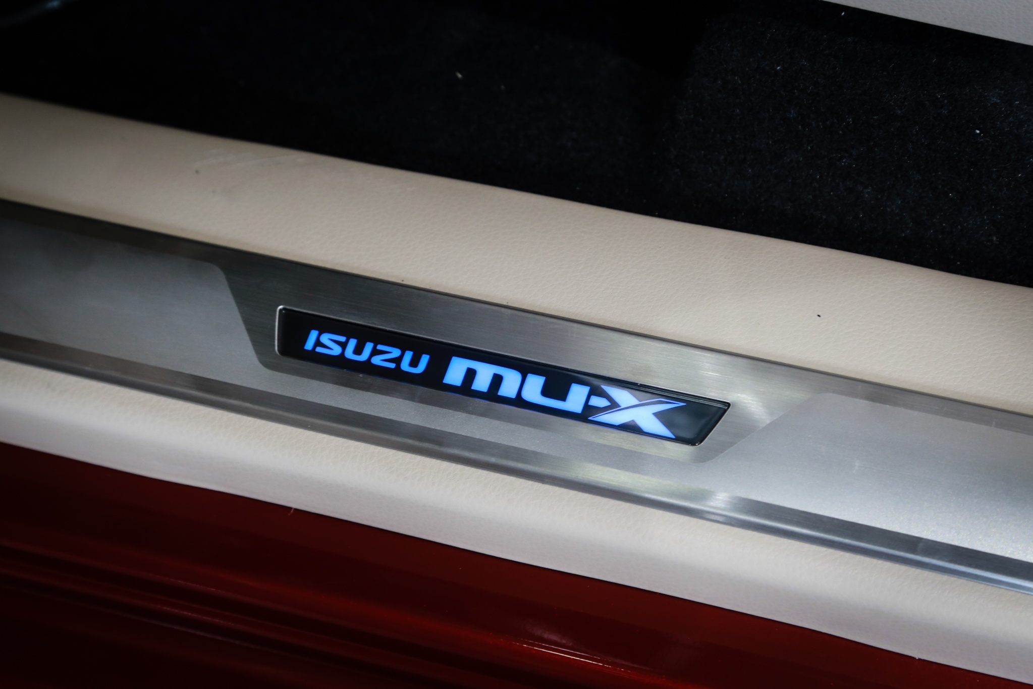 Chi tiet Isuzu Mu-X Limited vua ra mat anh 7