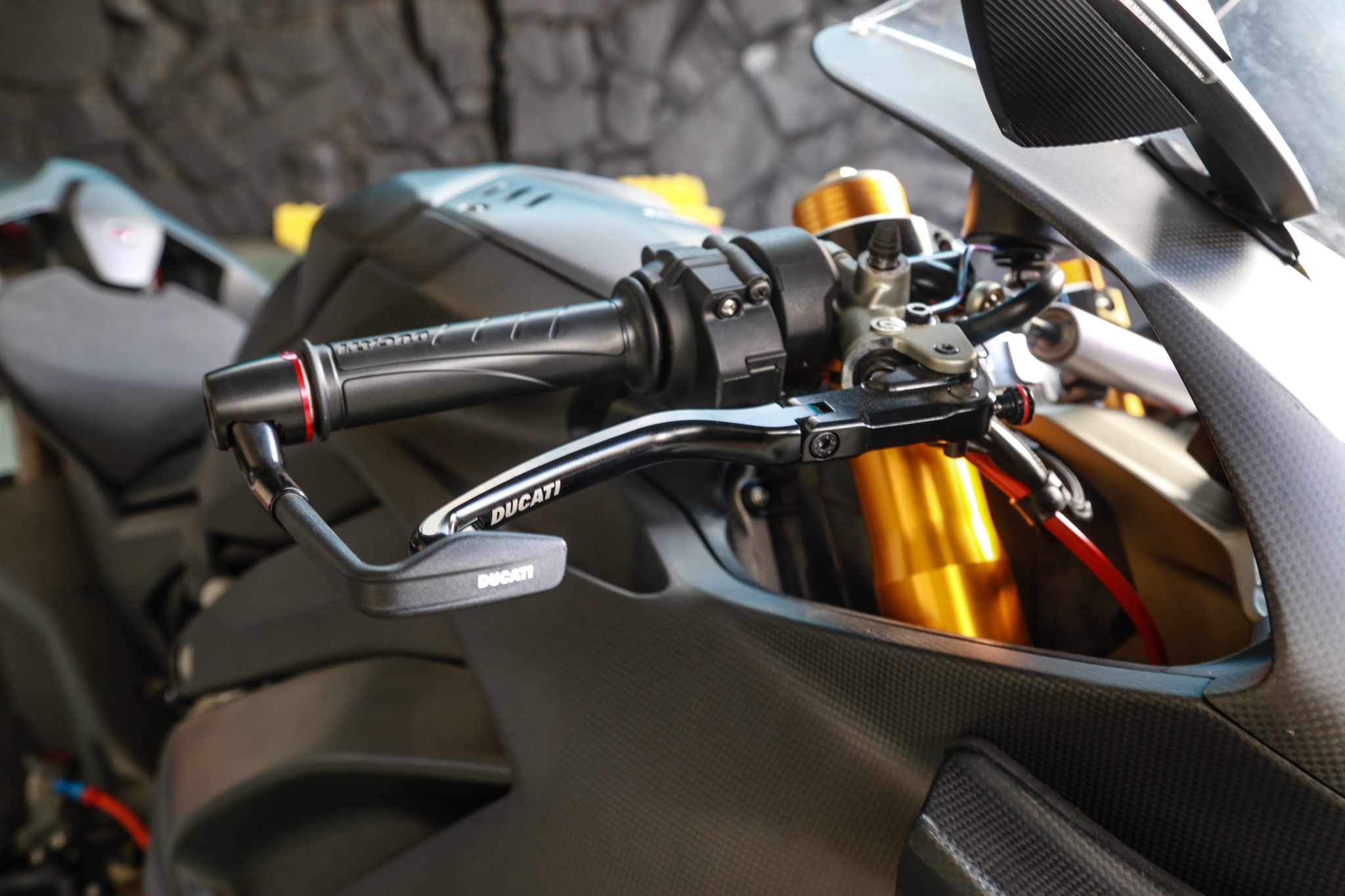 Bo 800 trieu lot xac Ducati V4 thanh V4 R anh 9