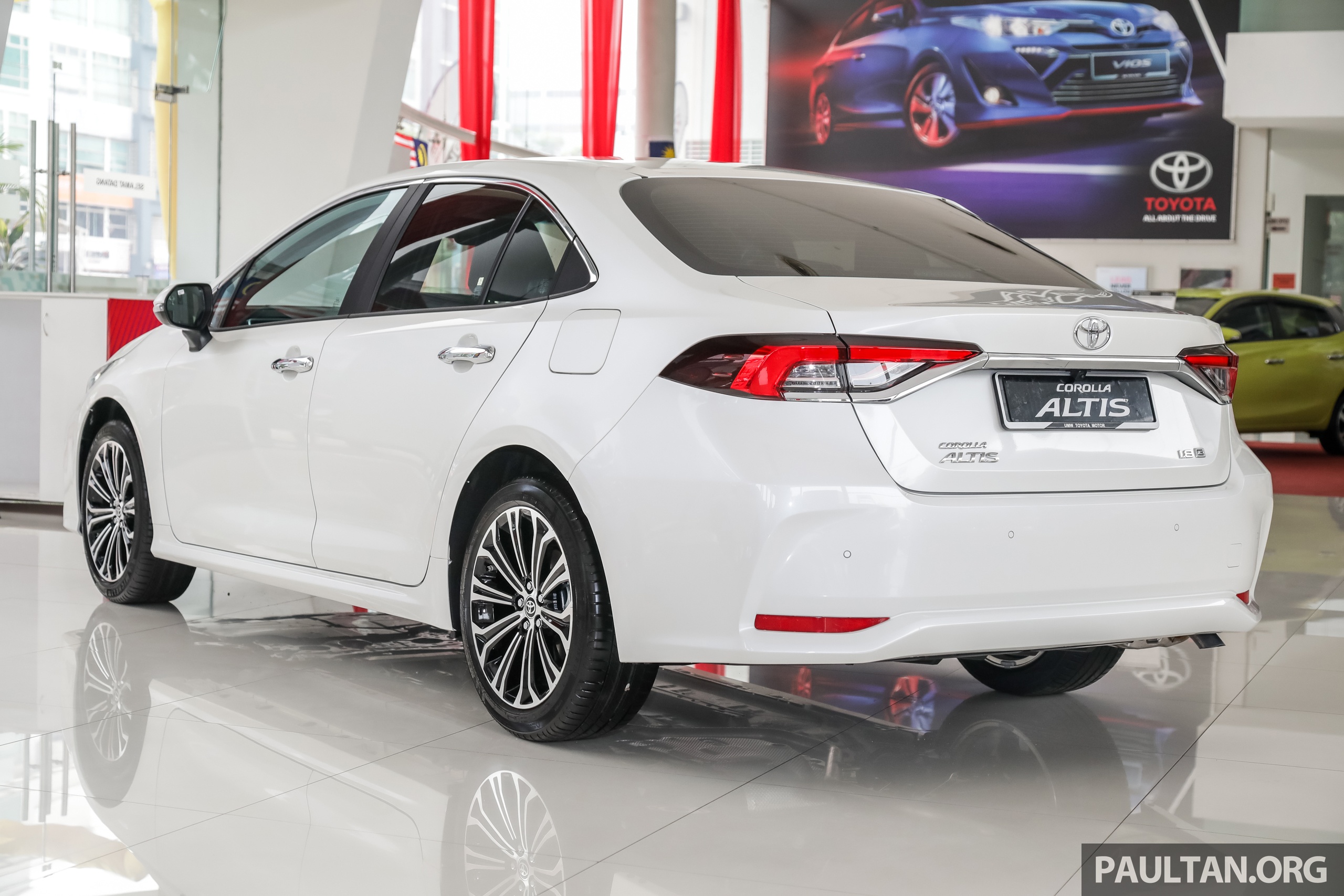 Can canh Toyota Corolla Altis 1.8G 2020 anh 3