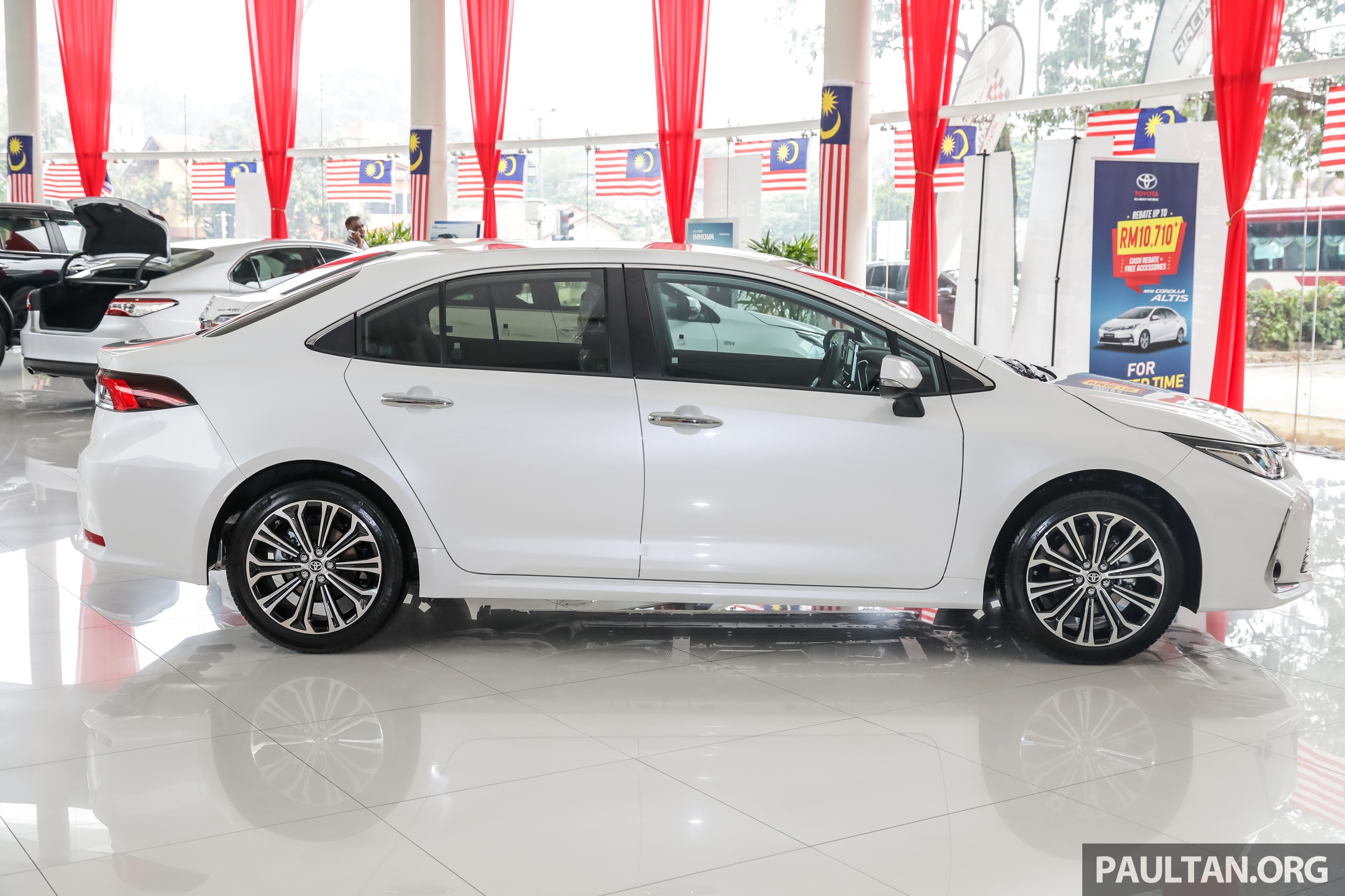 Can canh Toyota Corolla Altis 1.8G 2020 anh 2
