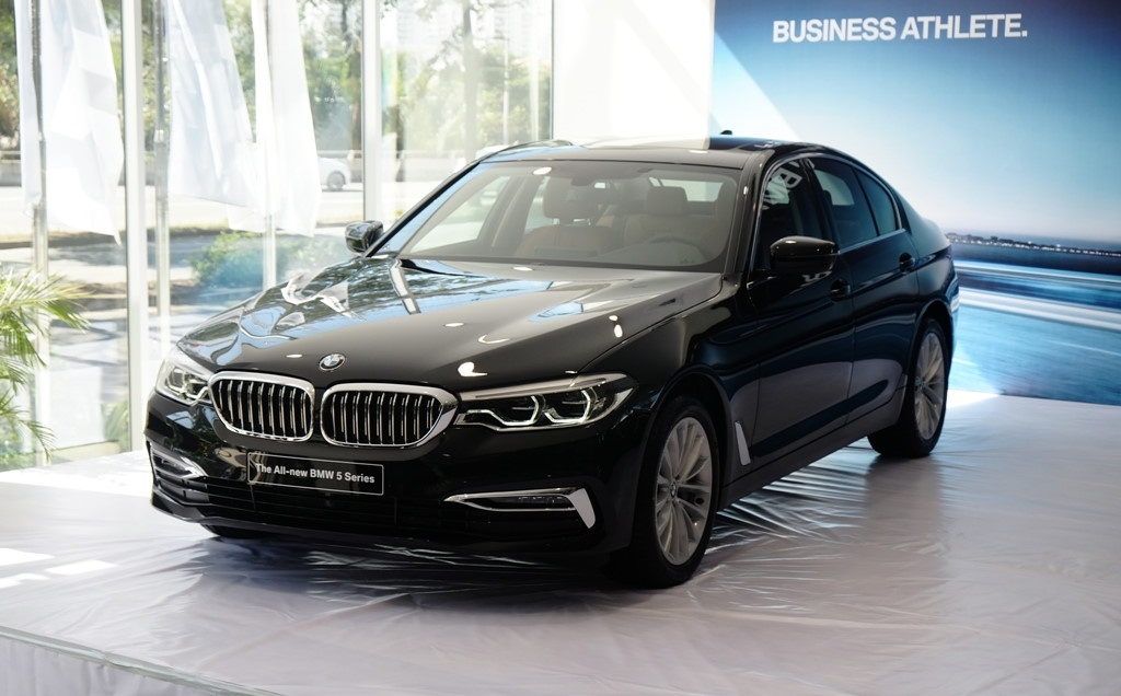 Xe sang BMW, Mercedes ha gia, Toyota Camry van dung gia niem yet hinh anh