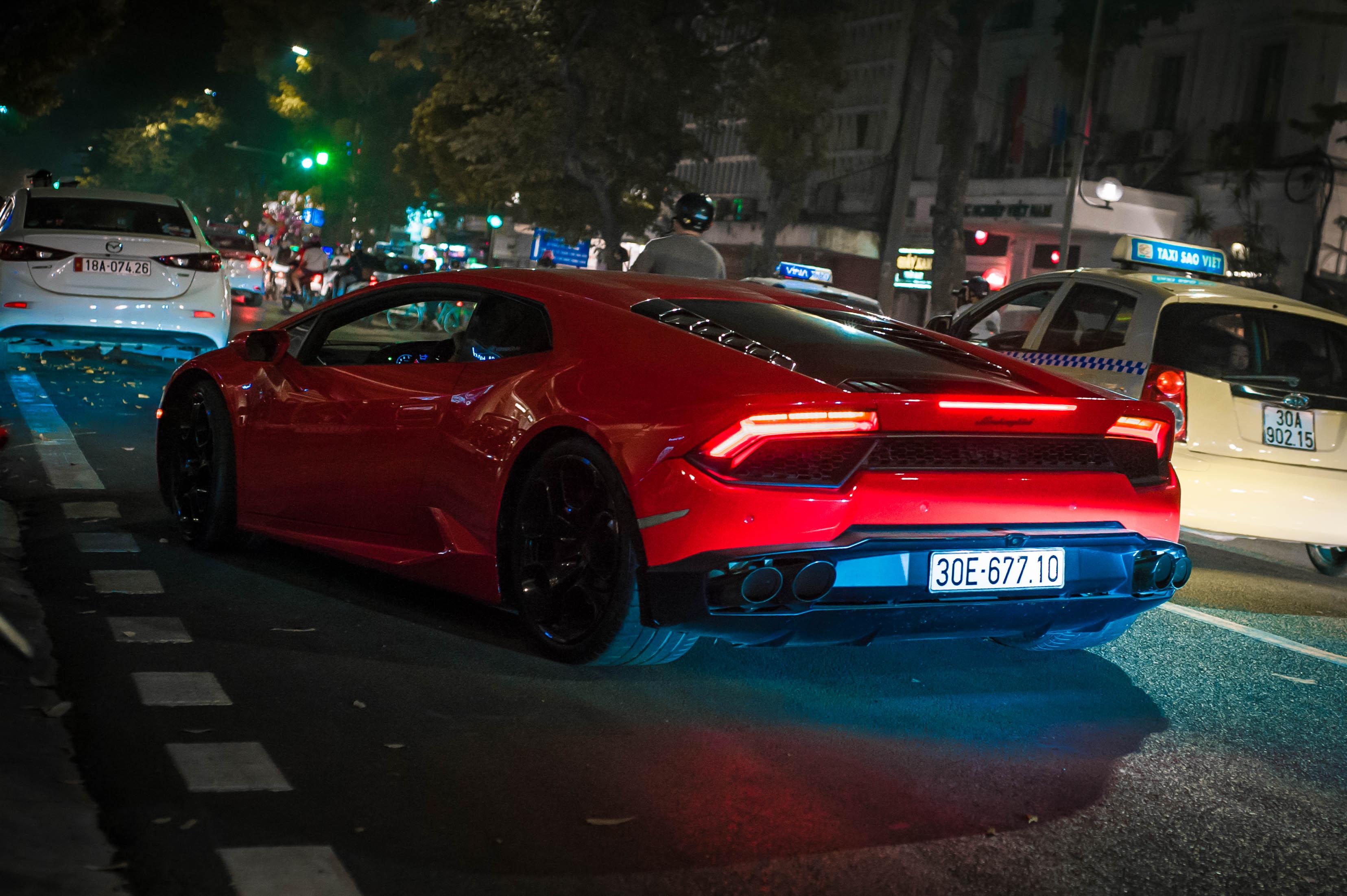 Dan sieu xe quy tu dao pho Ha Noi toi cuoi tuan anh 4