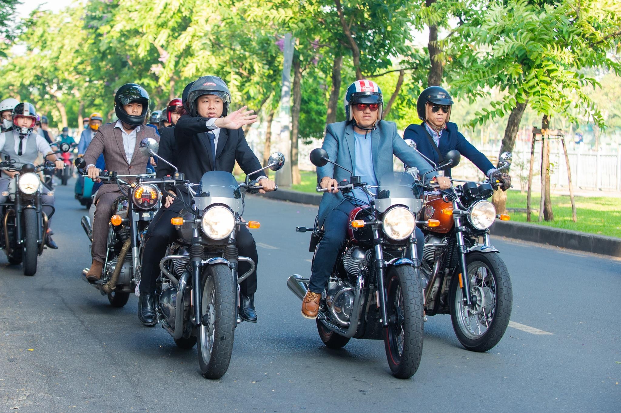 Hang tram 'quy ong' cuoi moto, mac vest dieu hanh tren pho TP.HCM hinh anh