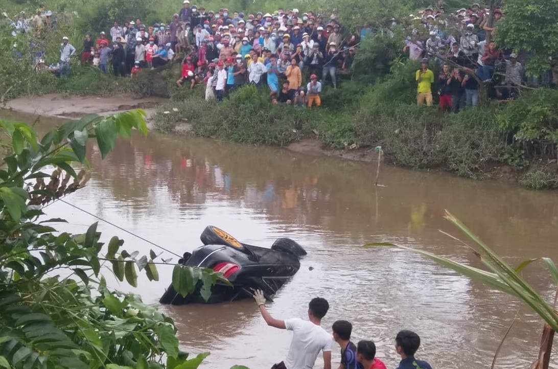 Cách thoát thân khi ôtô rơi xuống nước ảnh 1 Cach thoat than khi oto roi xuong nuoc anh 1