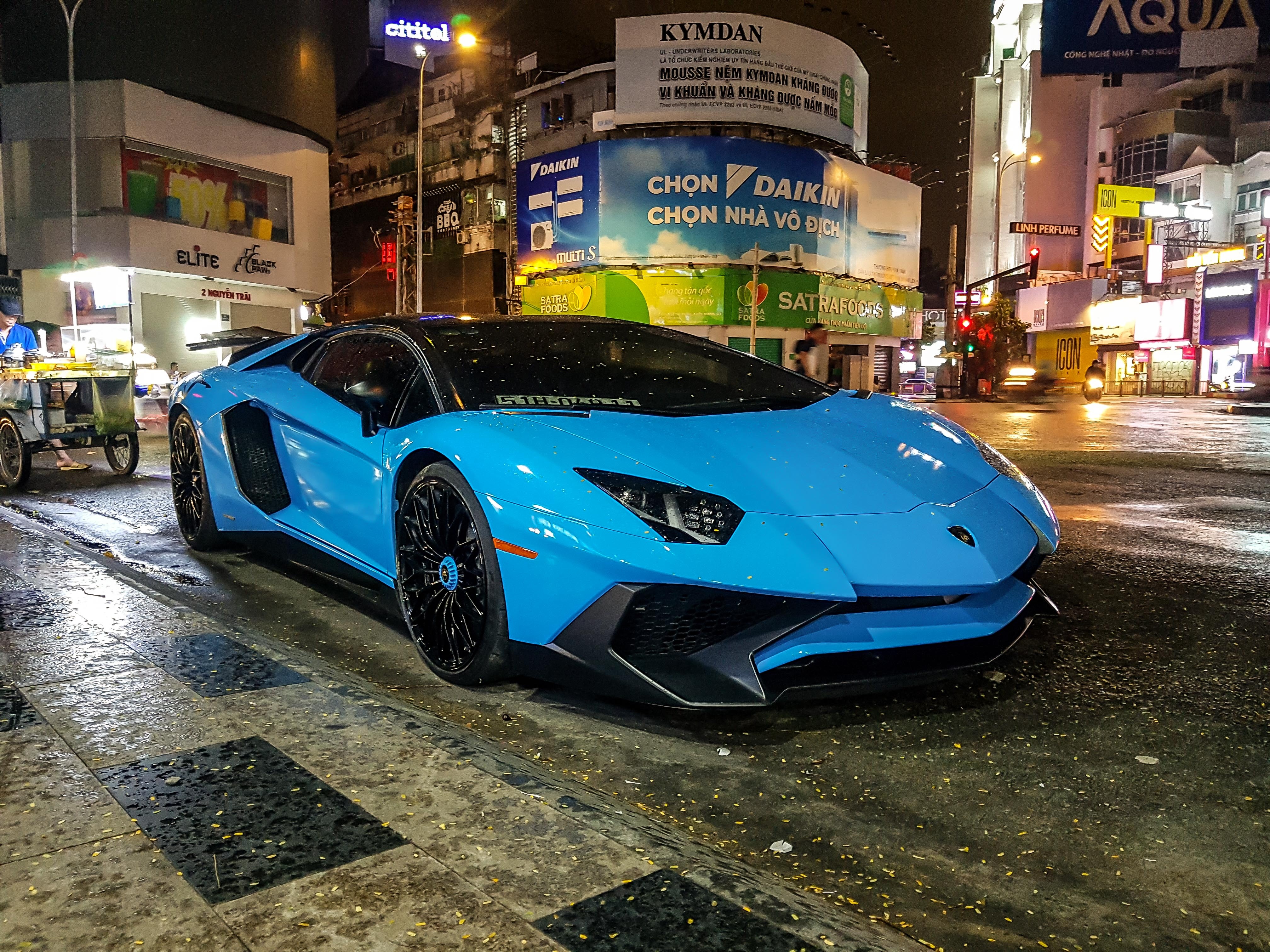 Lamborghini Aventador SV tung cua Minh Nhua anh 1
