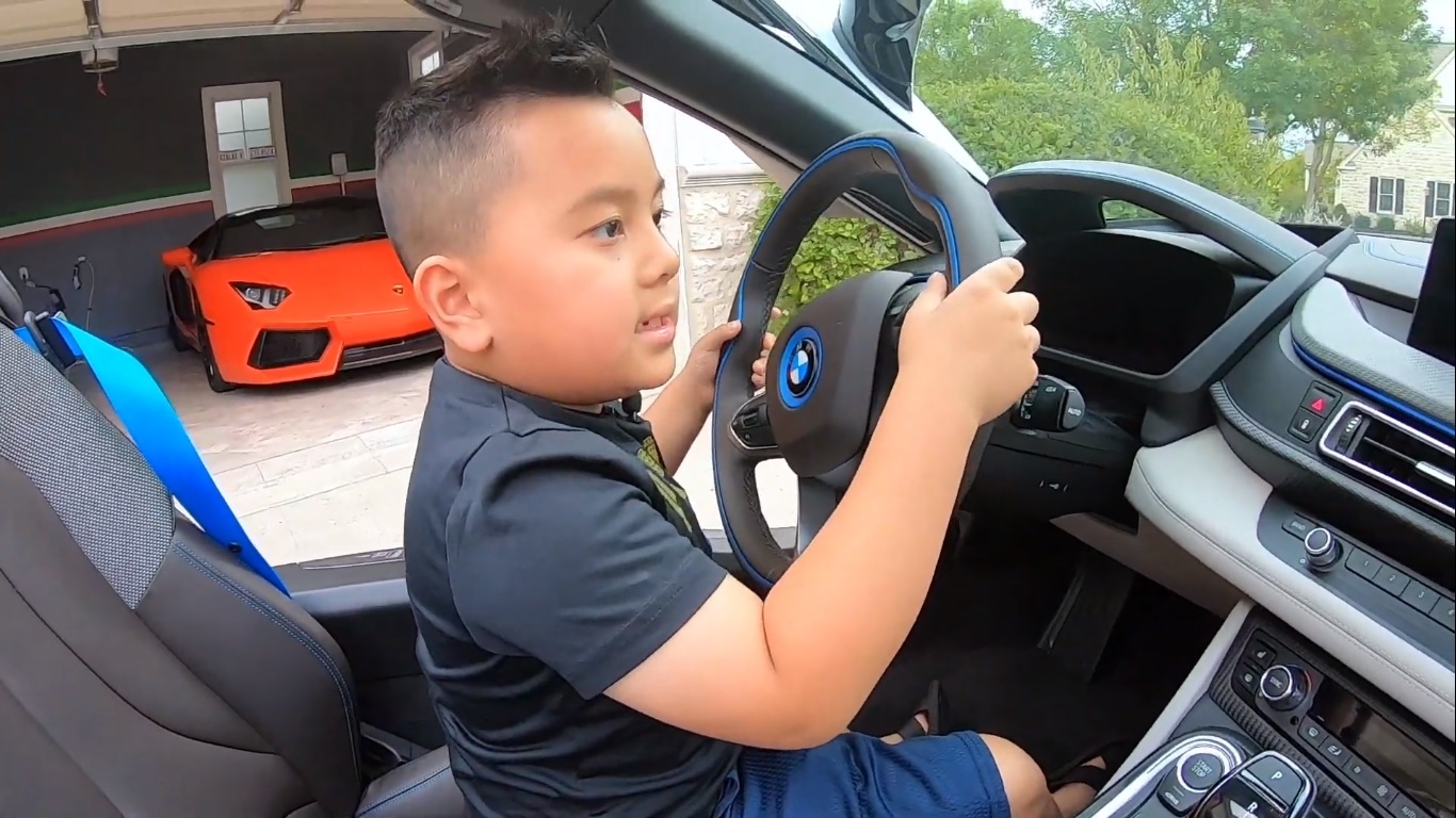 Man review sieu xe cua cau be 6 tuoi goc Viet hinh anh