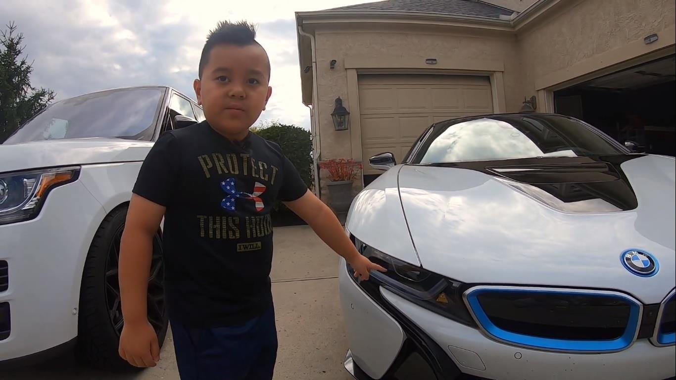 Cau be 6 tuoi review sieu xe hinh anh