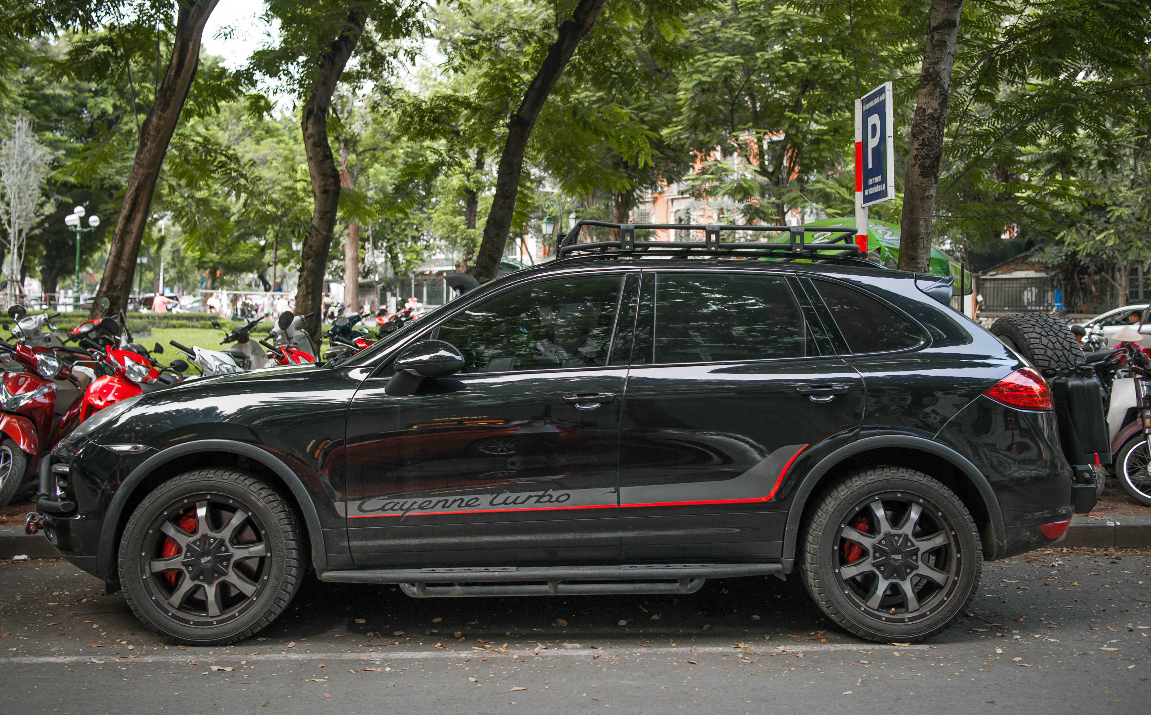 Porsche Cayenne Turbo độ của Đặng Lê Nguyên Vũ ảnh 2 Porsche Cayenne Turbo do cua Dang Le Nguyen Vu anh 2