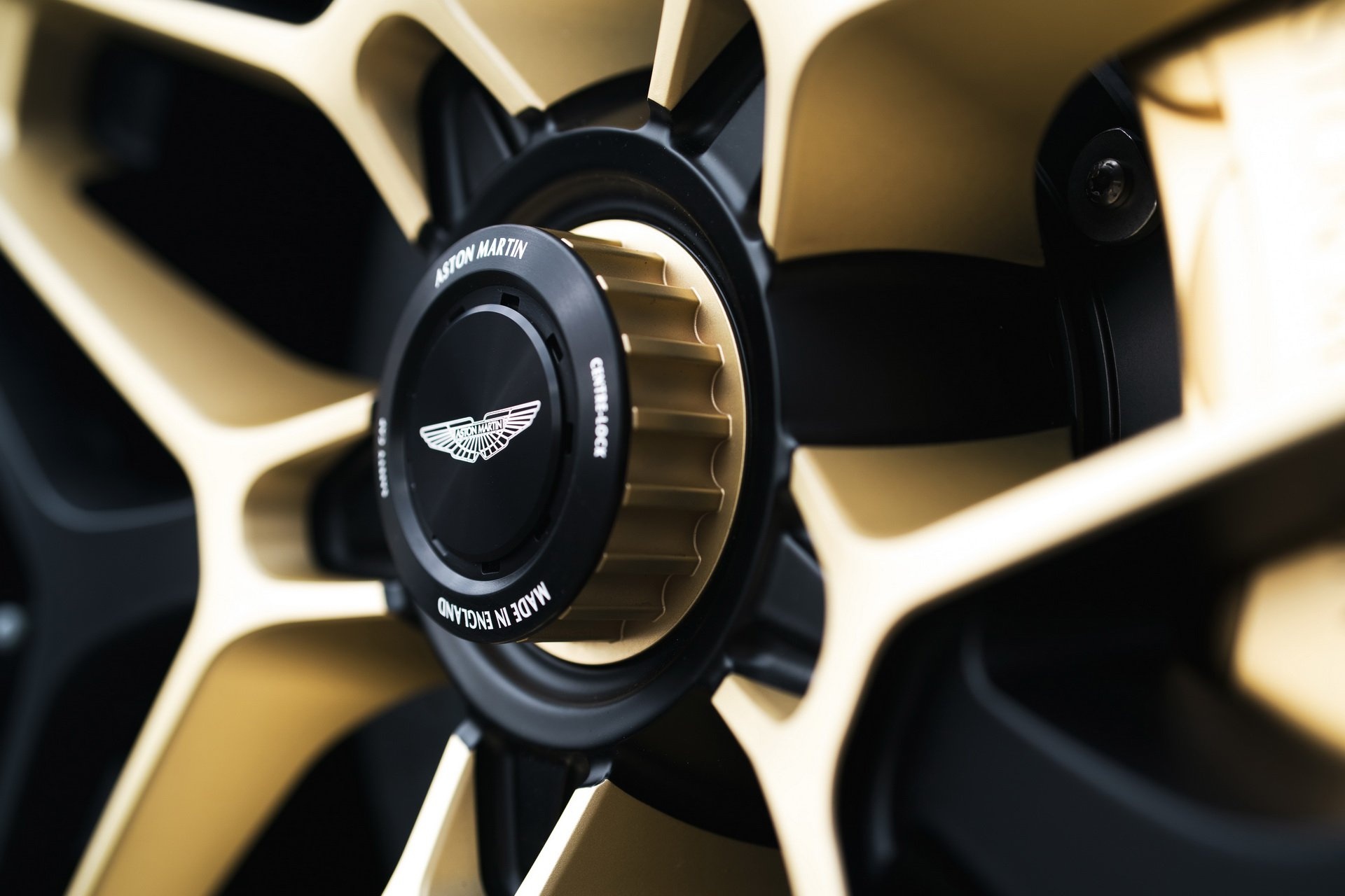 Aston Martin ra mat sieu xe dat vang anh 9