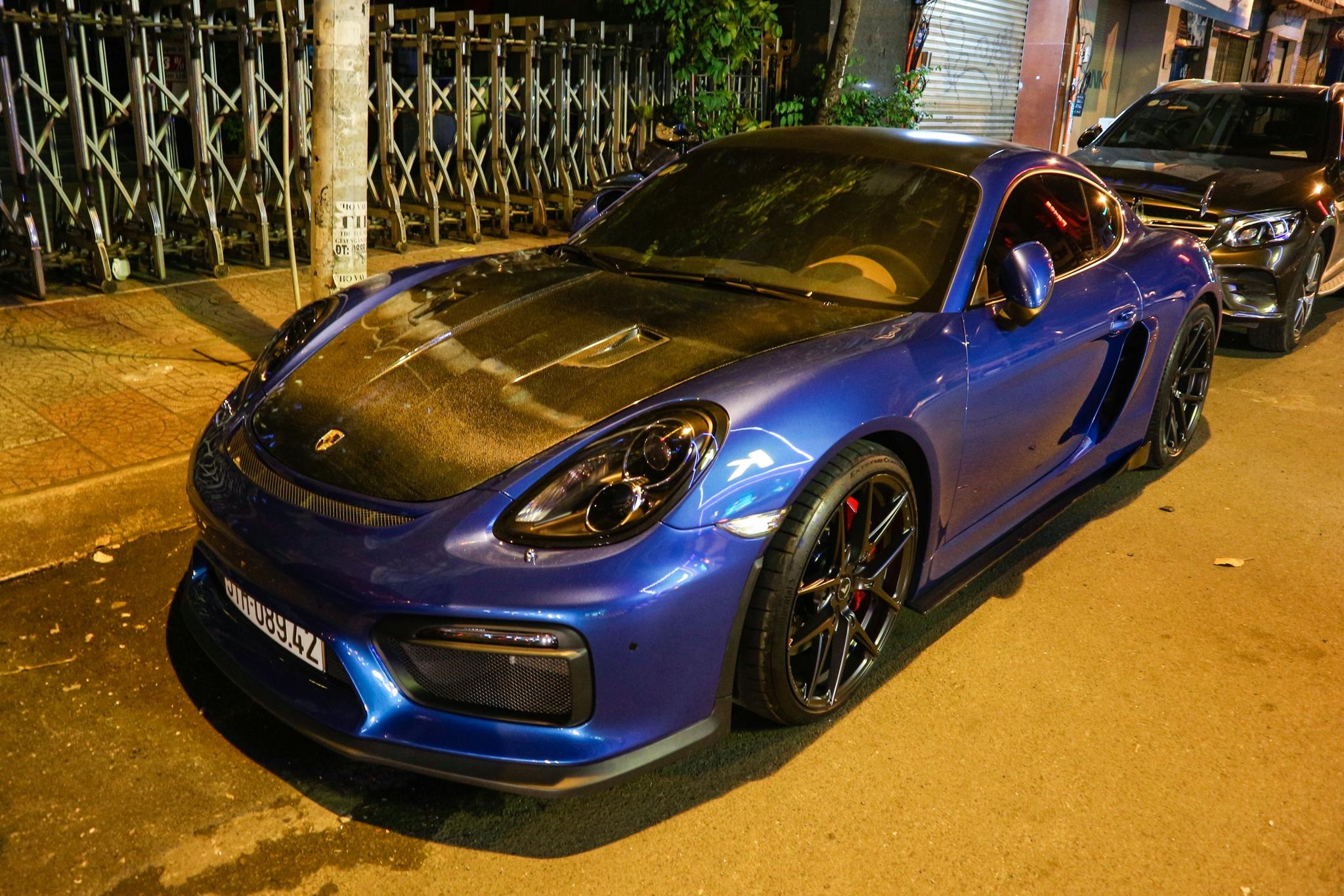 Can canh Porsche Cayman do phong cach xe dua o TP.HCM hinh anh
