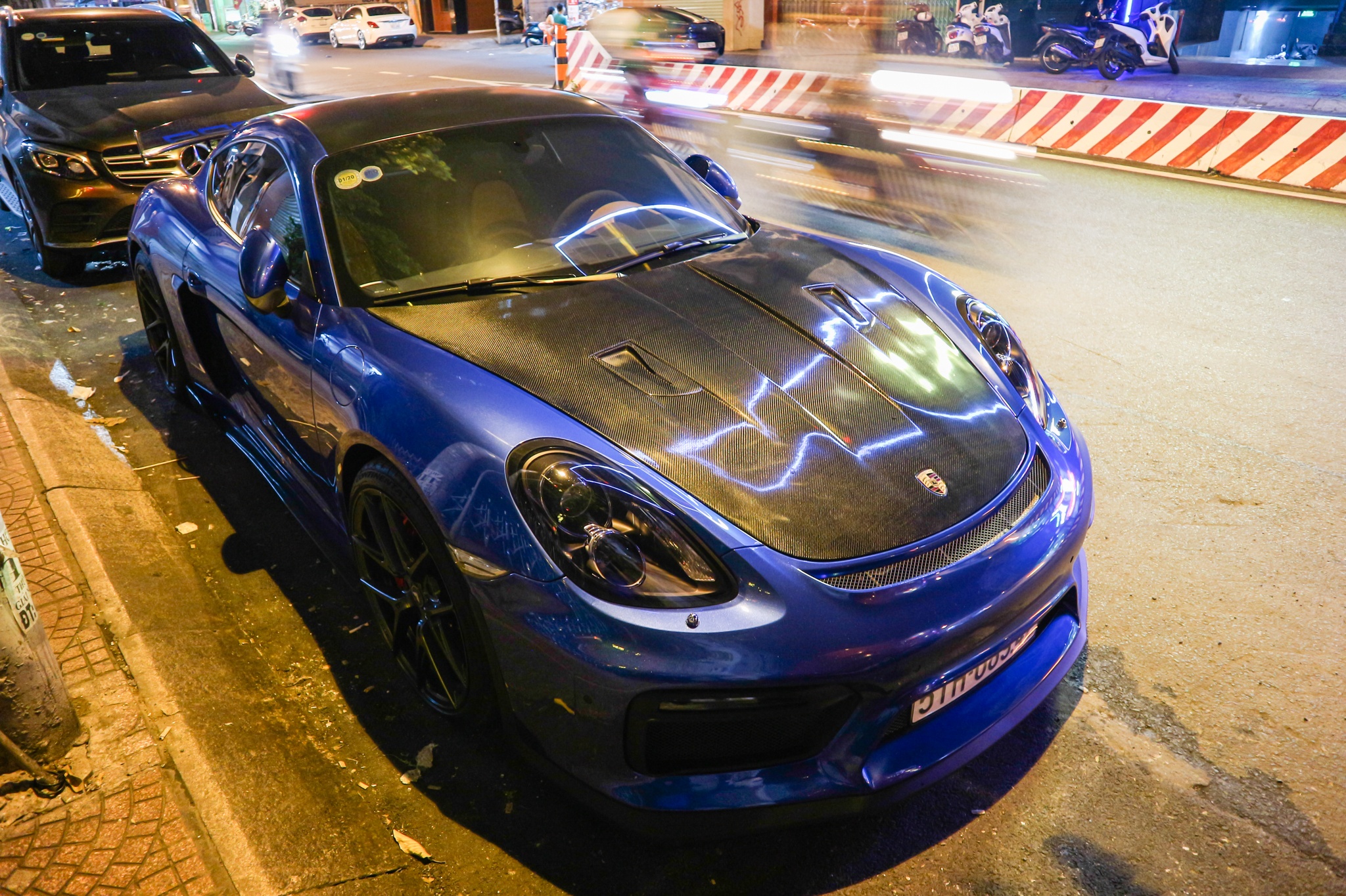 Can canh Porsche Cayman do phong cach GT4 anh 1