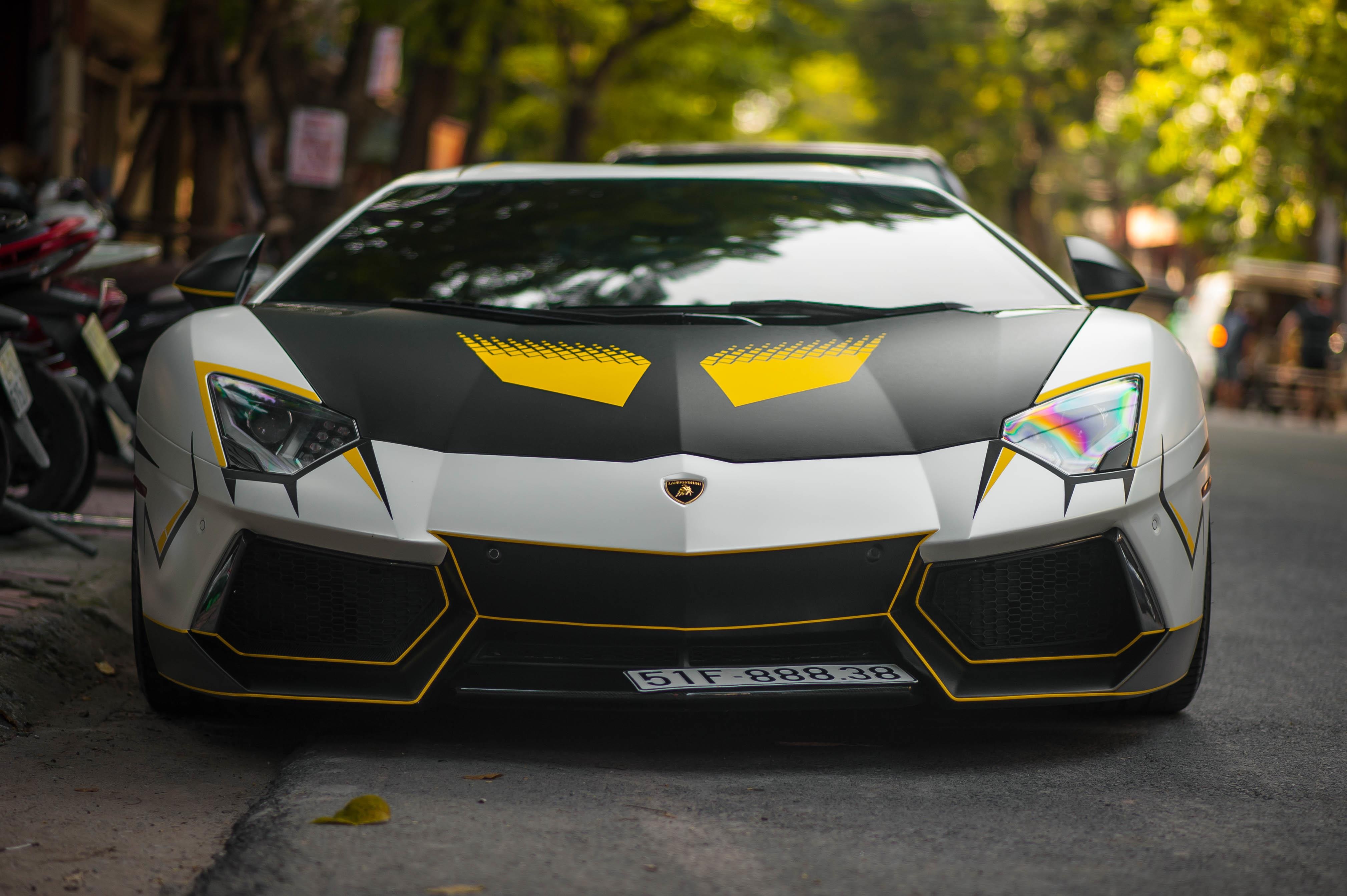 Lamborghini Aventador do ong xa khung, lot xac voi decal moi hinh anh