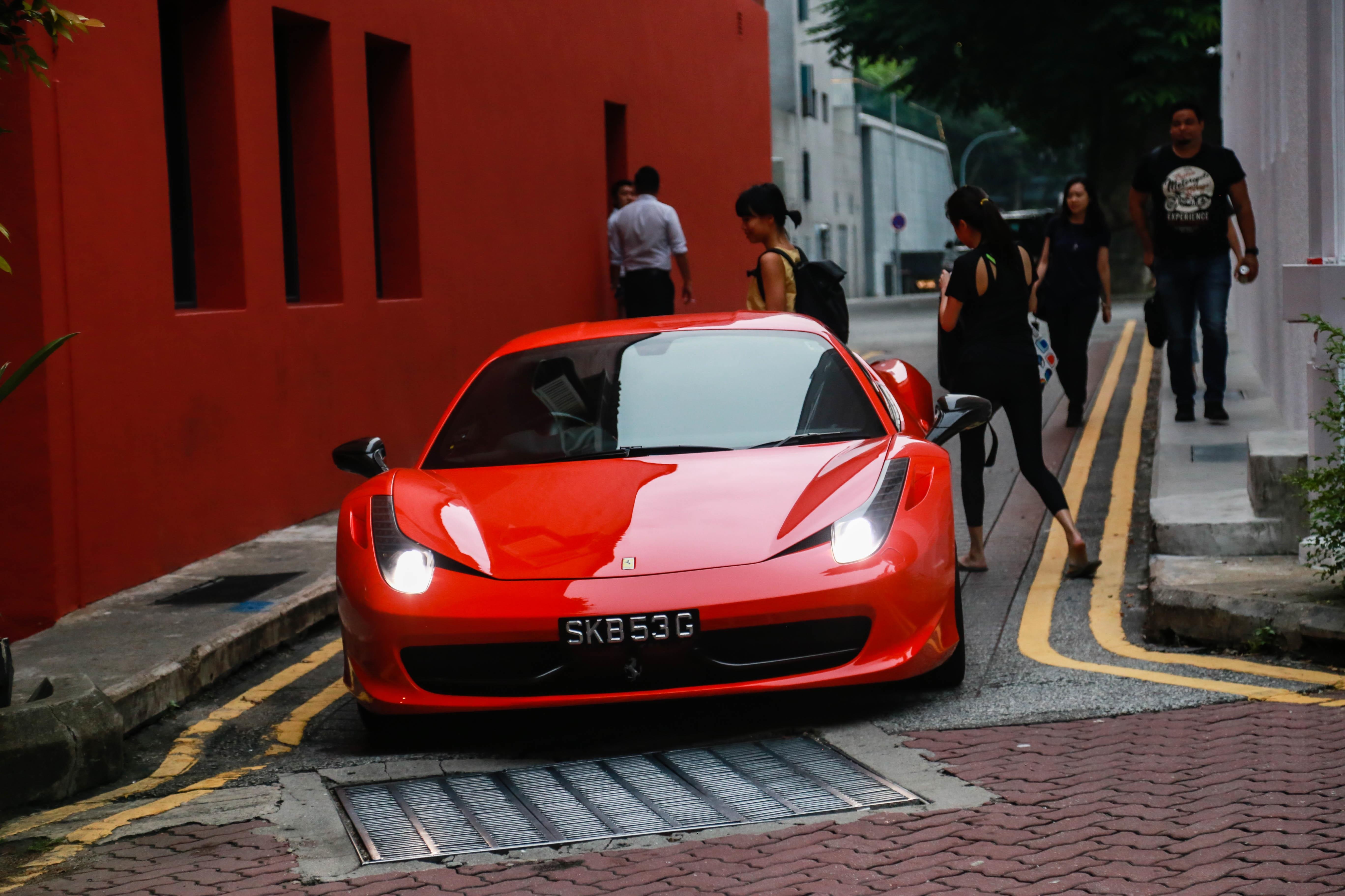 Ra ngo gap sieu xe o Singapore - thue cao khong can duoc dan choi hinh anh