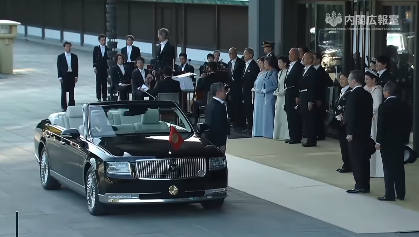 Nhat hoang Naruhito ngoi tren Toyota Century Convertible anh 5