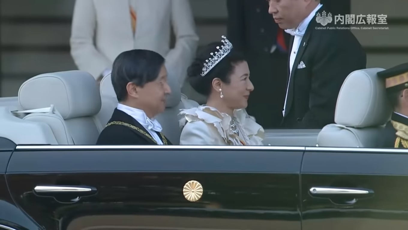 Nhat hoang Naruhito ngoi tren Toyota Century Convertible anh 4
