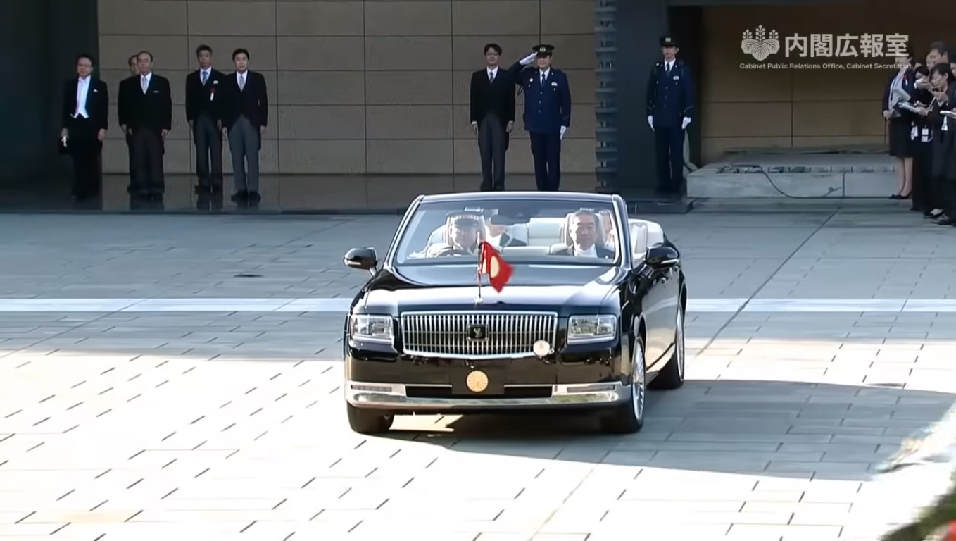 Nhat hoang Naruhito ngoi tren Toyota Century Convertible anh 2